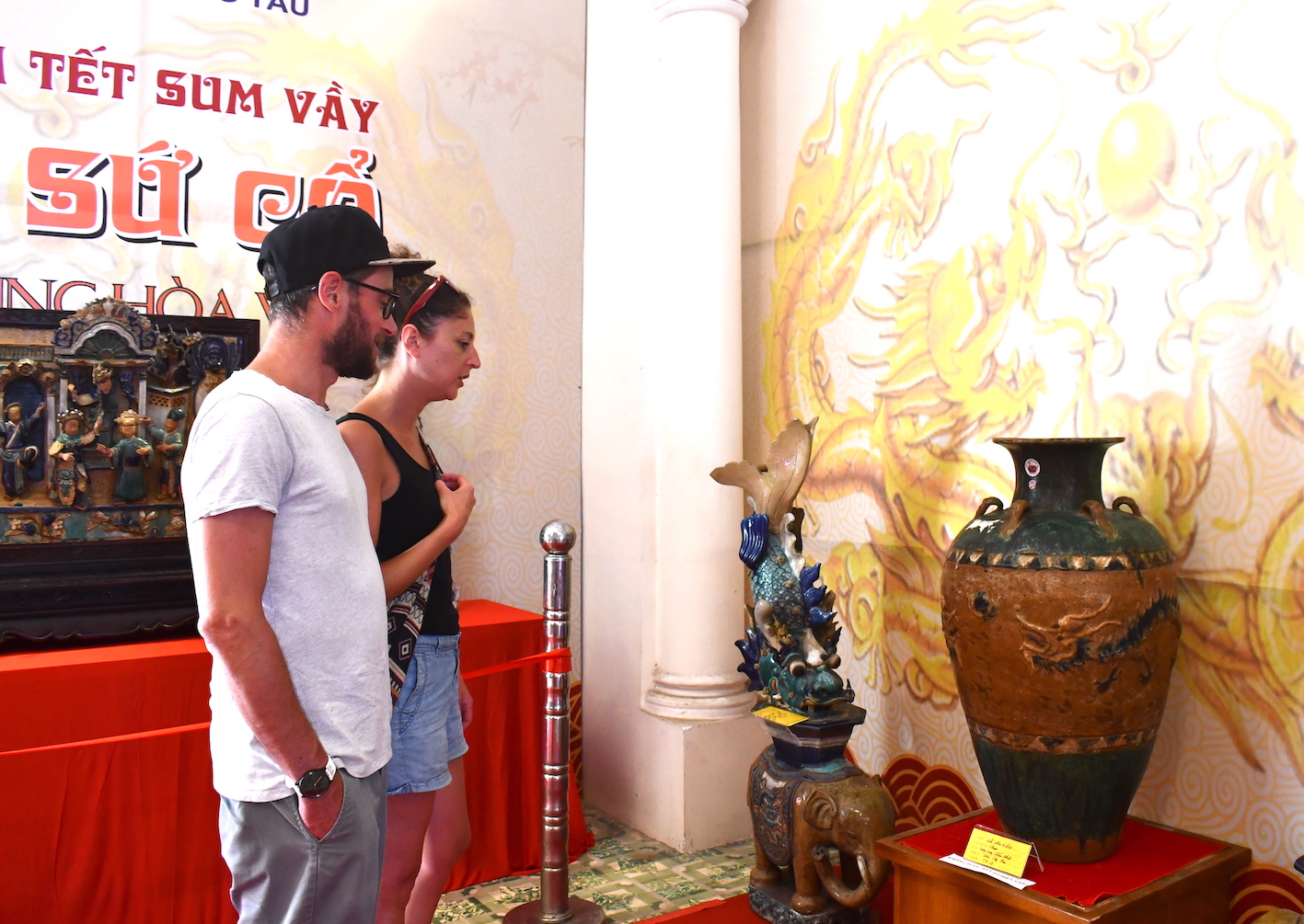 Chiêm ngưỡng bộ gốm sứ cá chép hóa rồng, cặp đôi du khách Bastien và Lola đến từ Pháp trầm trồ: Đây là những tác phẩm nghệ thuật rất đẹp, giúp chúng tôi hiểu thêm về đời sống văn hóa của người Việt Nam.