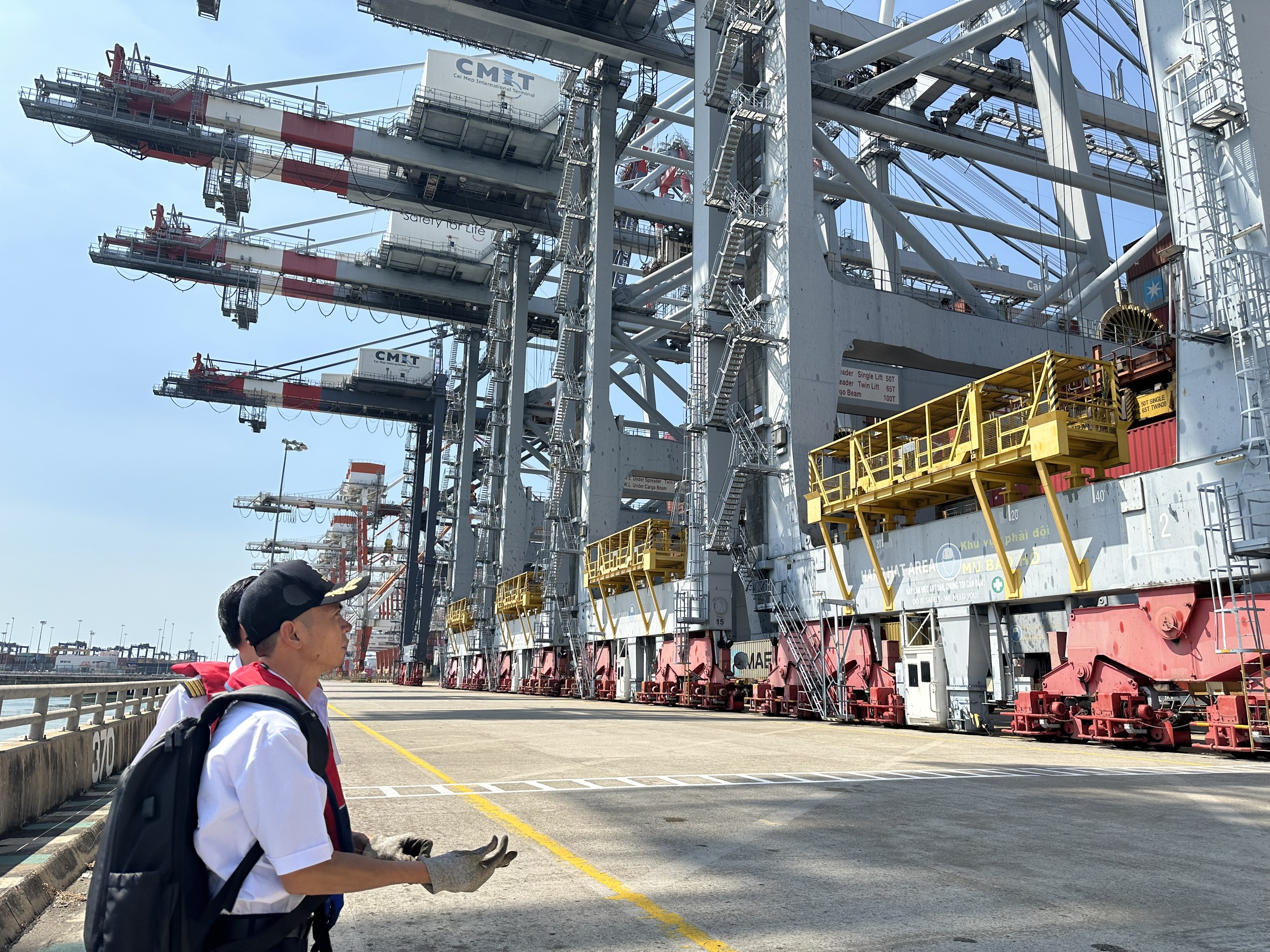 Tại cầu cảng CMIT các tàu container nhộn nhịp làm hàng