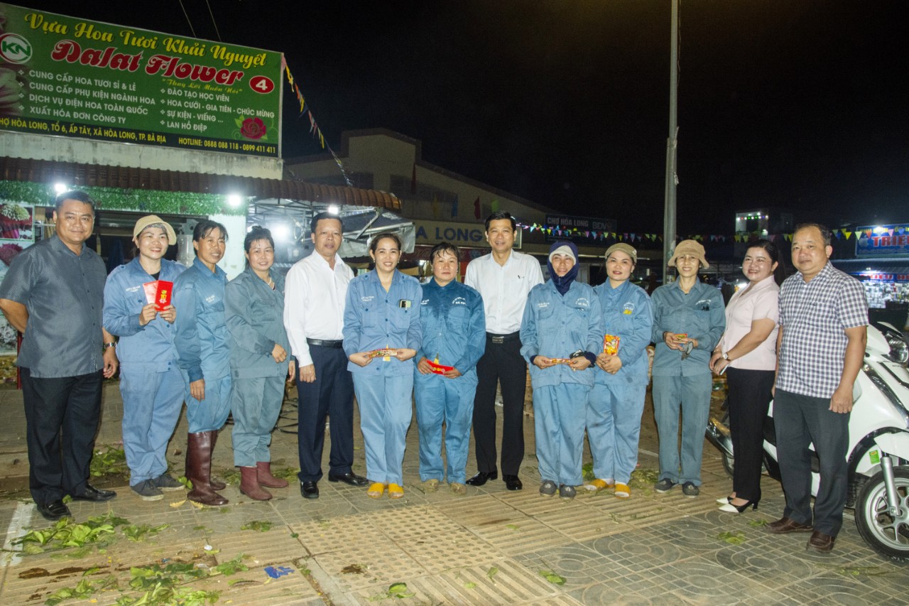 Đoàn thăm, chúc Tết công nhân làm việc tại khu vực chợ Hoà Long