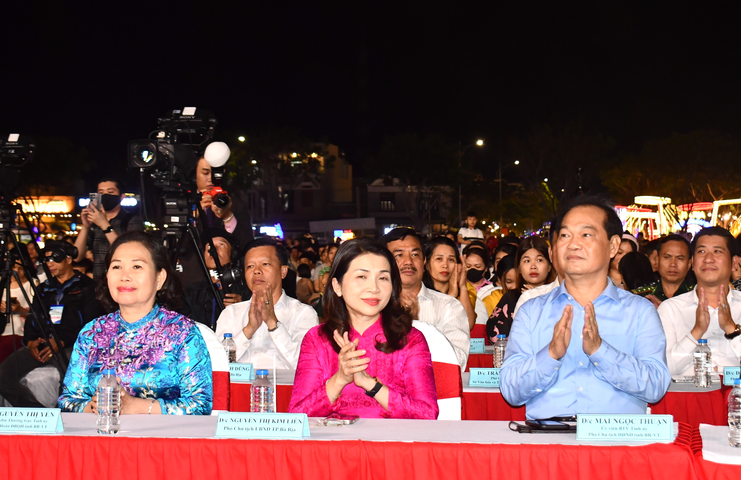 Bà Nguyễn Thị Yến (bìa trái), Phó Bí thư Thường trực Tỉnh ủy, Trưởng Đoàn ĐBQH tỉnh; ông Mai Ngọc Thuận, Ủy viên Ban Thường vụ, Phó Chủ tịch HĐND tỉnh