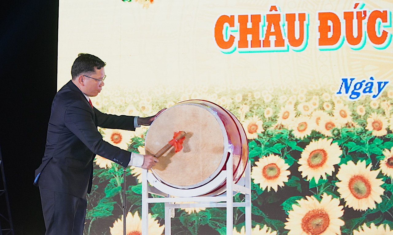 Ông Hoàng Nguyên Dinh, Bí thư Huyện ủy Châu Đức đánh trống khai mạc chương trình nghệ thuật.