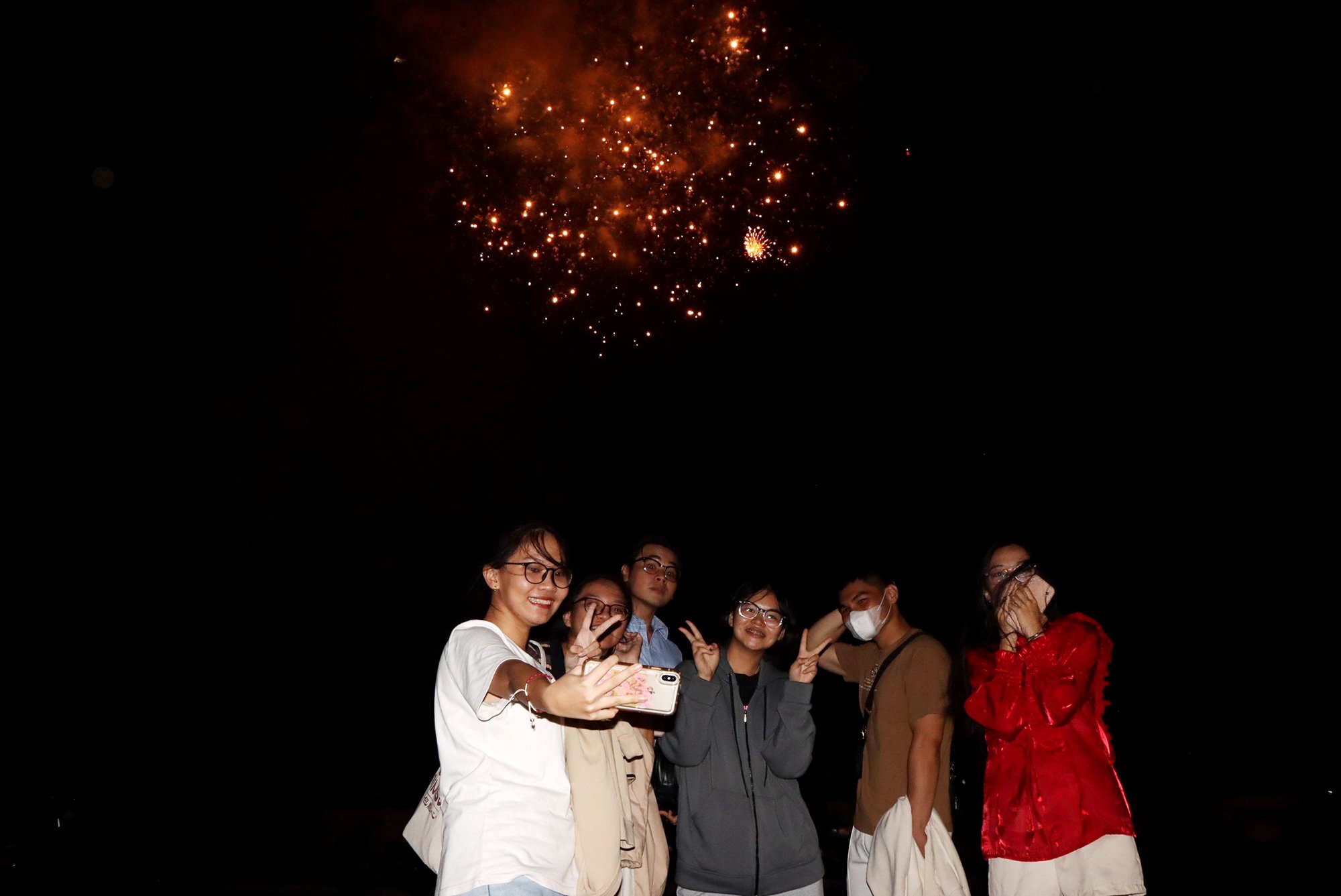 Các bạn trẻ huyện Đát Đỏ háo hức ghi lại kỷ niệm trong đêm pháo hoa chào đón năm mới.