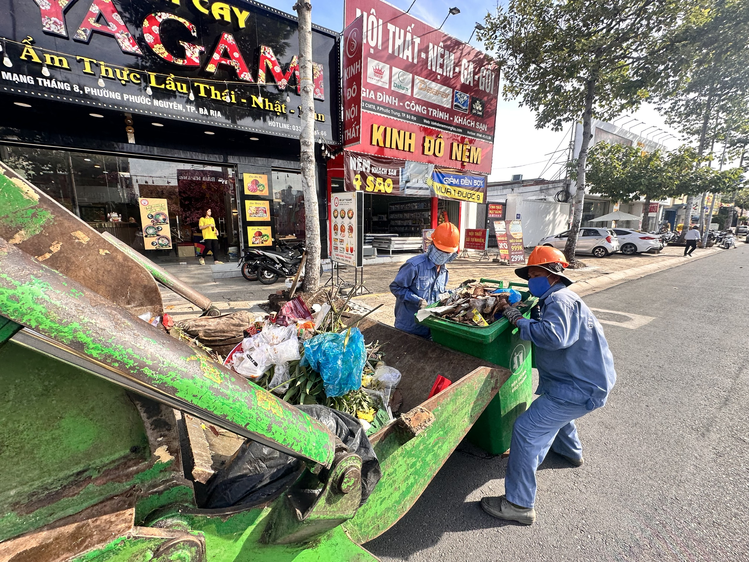 Công nhân môi trường thu gom rác trên đường phố Bà Rịa