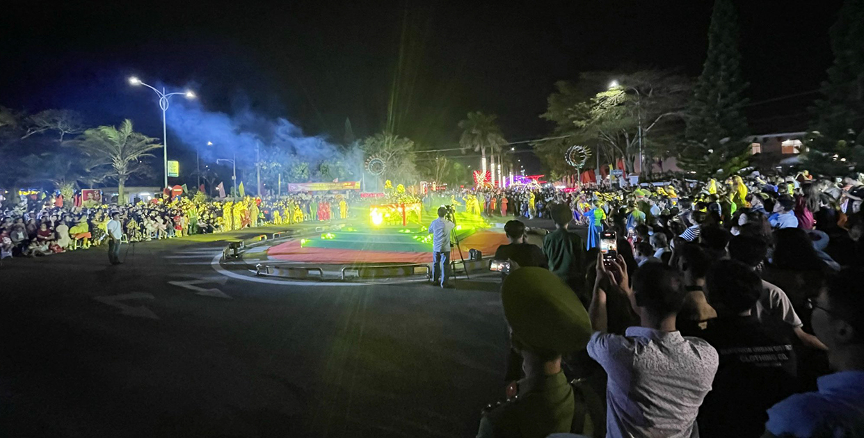 Đông đảo người dân và du khách tham dự lễ cúng giao thừa và thượng cờ Tổ quốc tại Côn Đảo