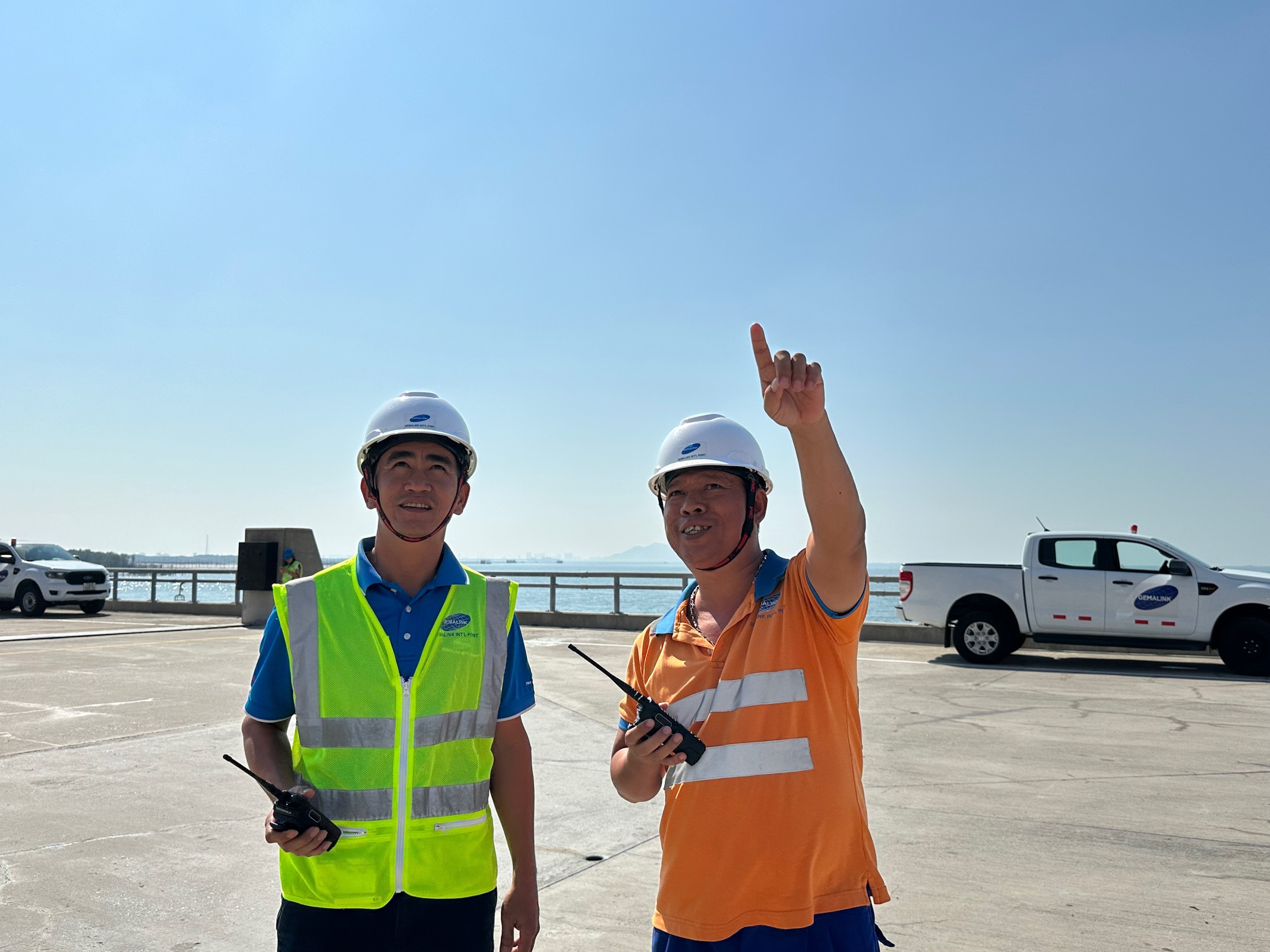 Nhân viên an ninh và Trưởng ca khai thác của Cảng Gemalink giám sát hoạt động khai thác tại cảng