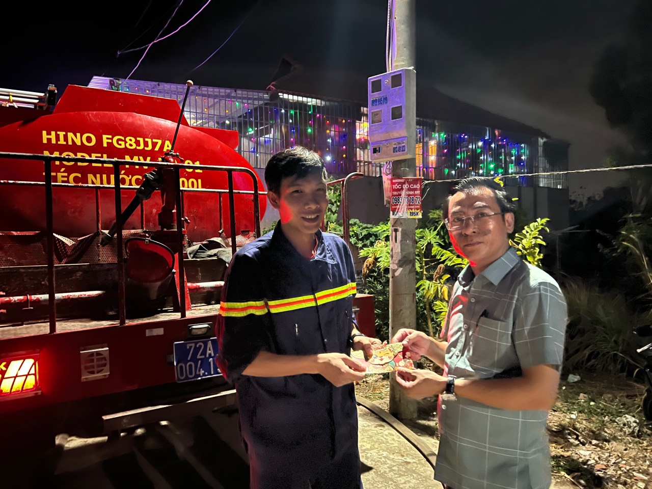 Ông Lương Đức Đông, Chủ tịch UBND phường 12, TP. Vũng Tàu trao quà chúc mừng năm mới đến lực lượng ứng trực PCCC.