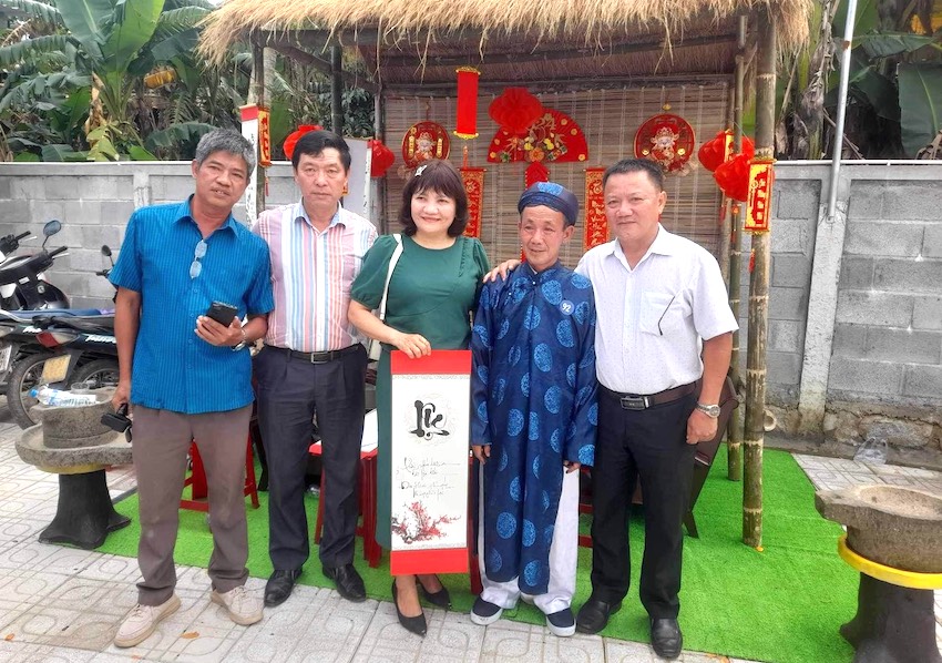 Ông Nguyễn Quang Thi (xã Láng Lớn, huyện Châu Đức) cho chữ ở chùa Quảng Liên (huyện Châu Đức) dịp Tết nguyên đán Giáp Thìn năm 2024.