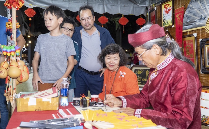 Ông Trần Thanh Hiền vận áo the khăn xếp cho chữ người dân và du khách đến Vũng Tàu tại số 1 Bacu, phường 1, TP. Vũng Tàu.