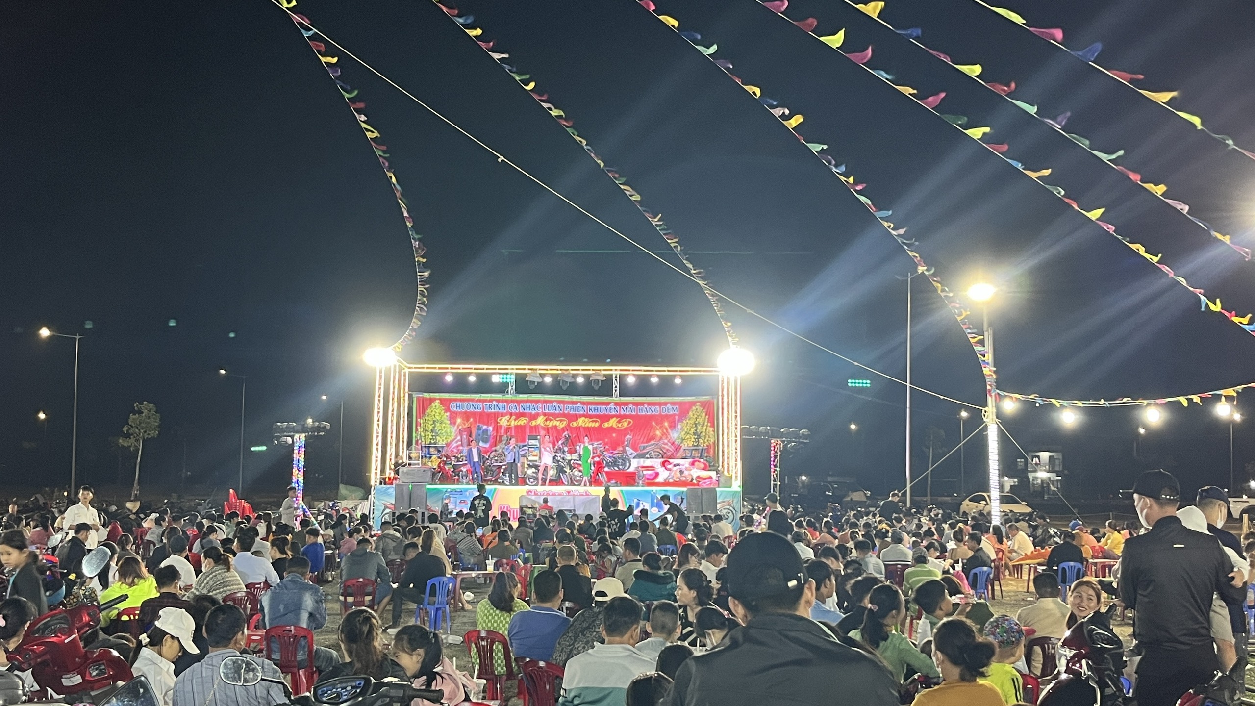 Đoàn hội chợ thu hút cả ngàn người đến vui chơi