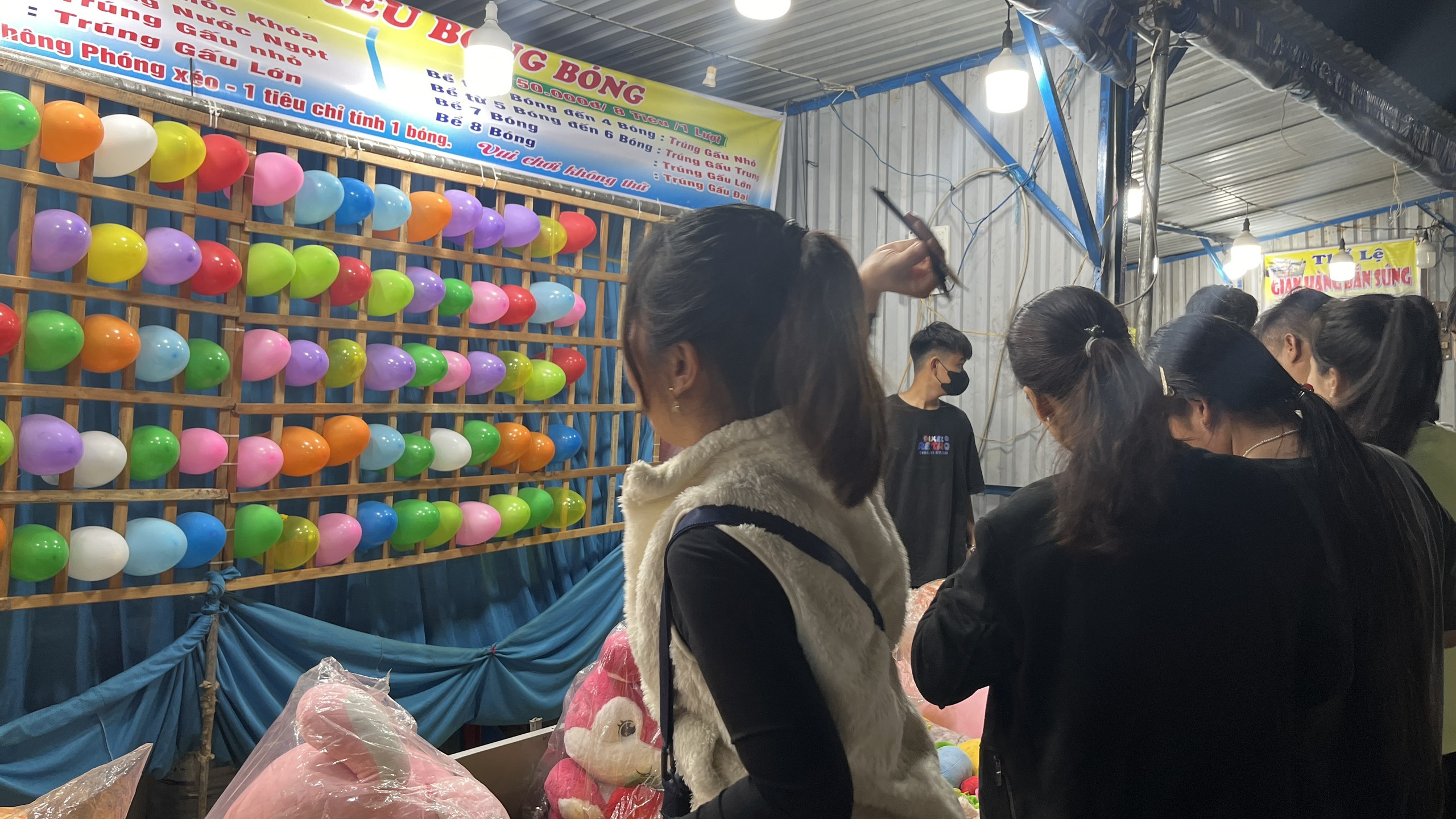Các trò chơi ném phi tiêu, bắn súng được nhiều người ghé thăm, 