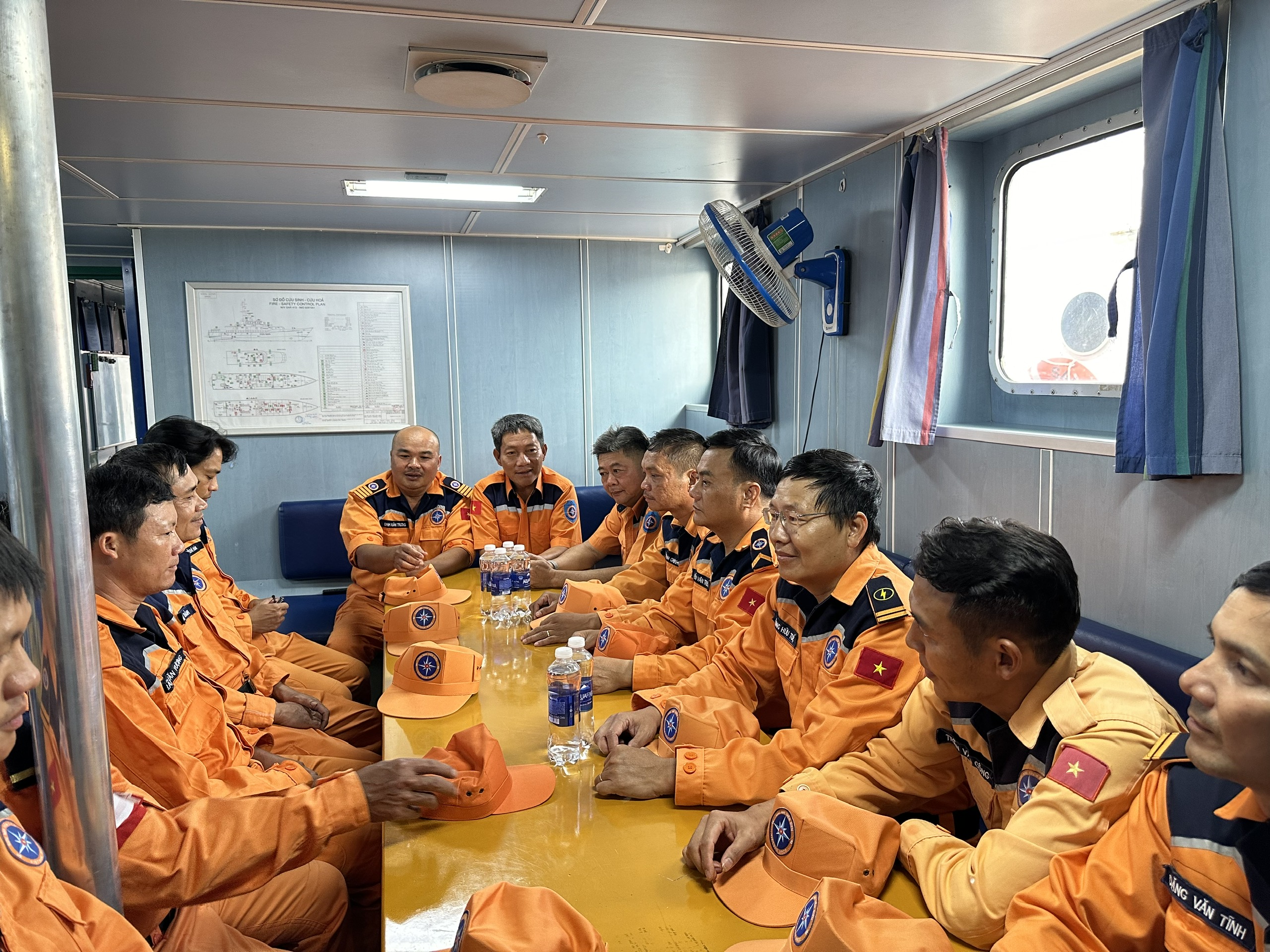   Ban lãnh đạo Trung tâm Phối hợp tìm kiếm, cứu nạn hàng hải khu vực III xuống tàu thăm hỏi, trao đổi công việc với các thuyền viên