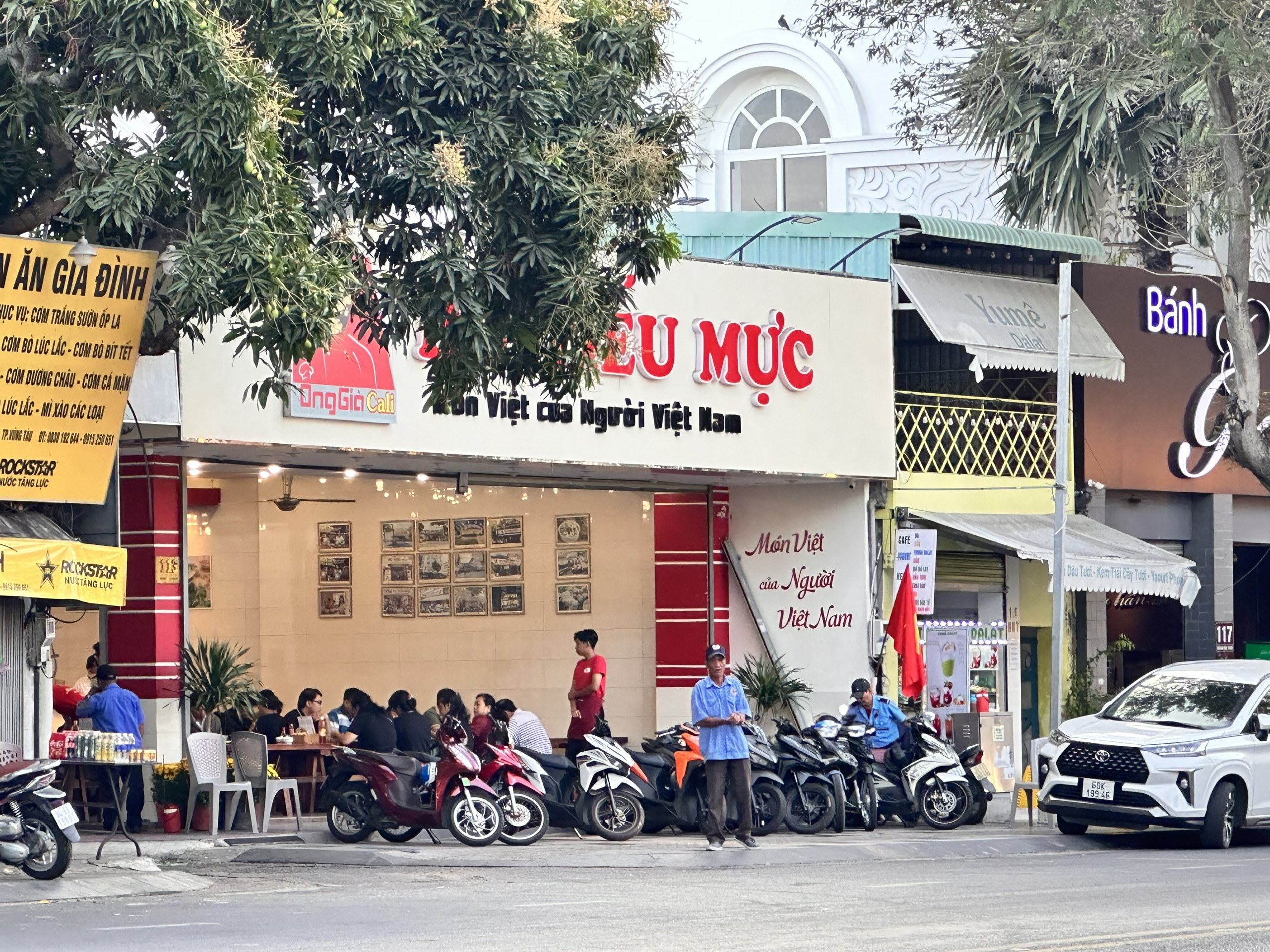 Nhiều tuyến đường tập trung đông khách du lịch nhưng vẫn duy trì việc để xe đúng nơi quy định, không lấn chiếm lòng đường, vỉa hè. Trong ảnh: Quán hủ tiếu mực trên đường Hoàng Hoa Thám bố trí bảo vệ dắt xe và hướng dẫn khách du lịch để xe đúng nơi quy định