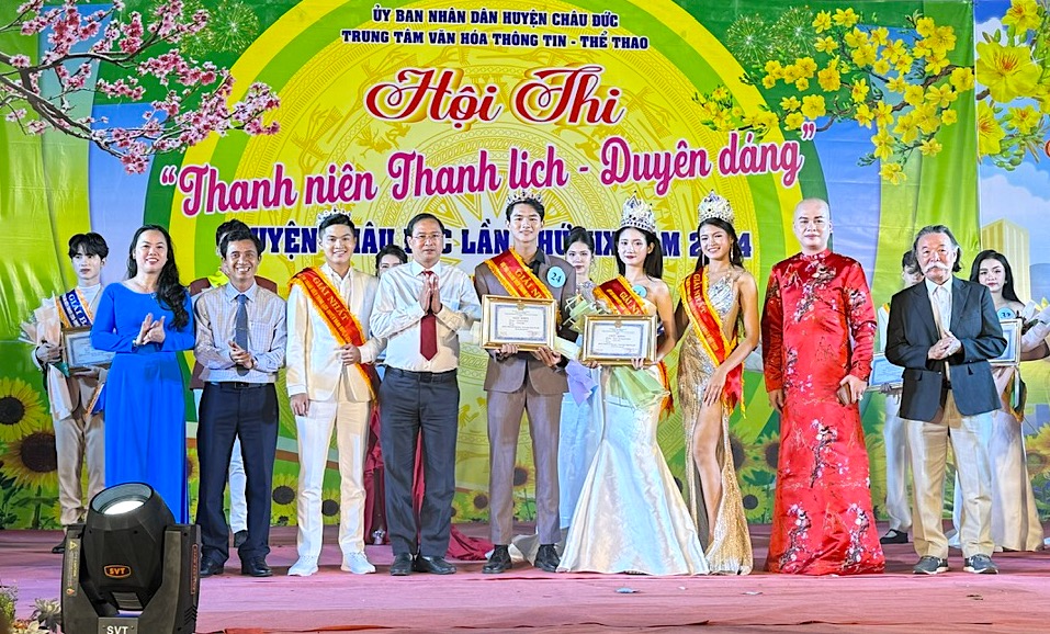 Ban tổ chức trao giải cho các thí sinh 