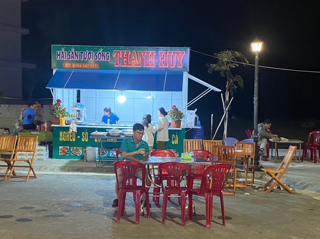 Một cơ sở bán hải sản ở khu vực chợ đêm Long Hải