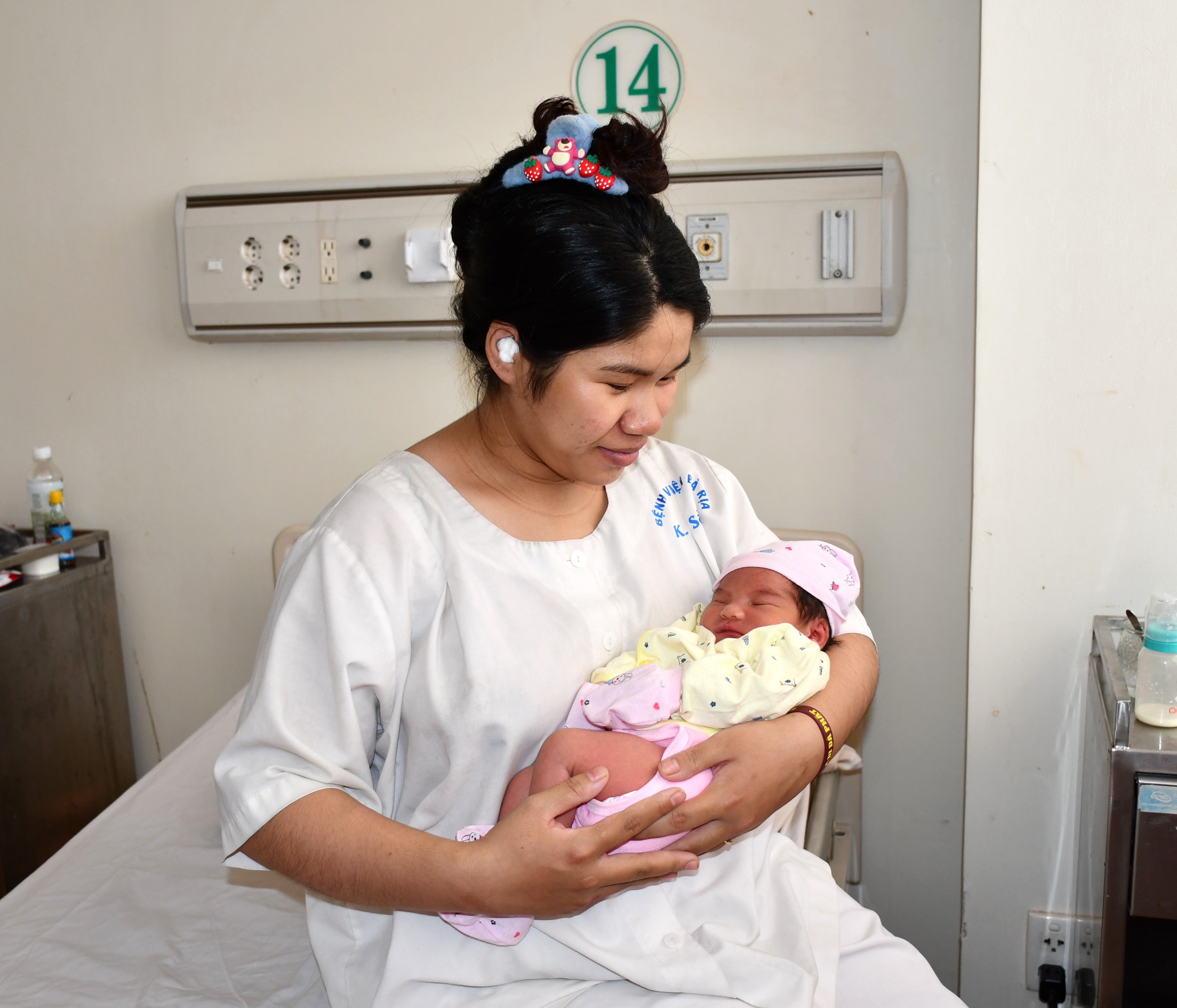 Sản phụ Trần Thị Hoàng Nhi ngắm nhìn đứa con gái đáng yêu của mình.