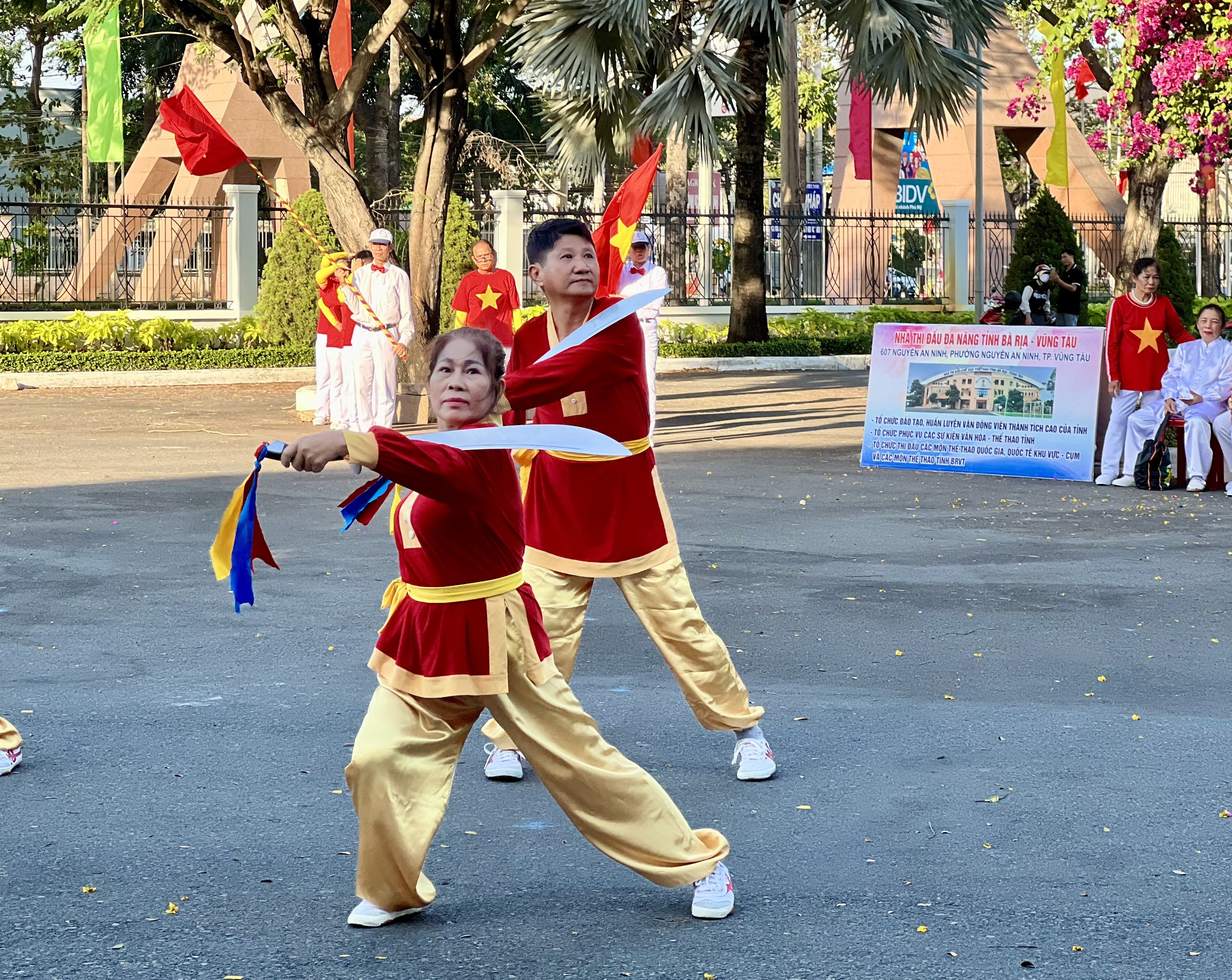 Màn biểu diễn dưỡng sinh uyển chuyển của các câu lạc bộ tham gia.
