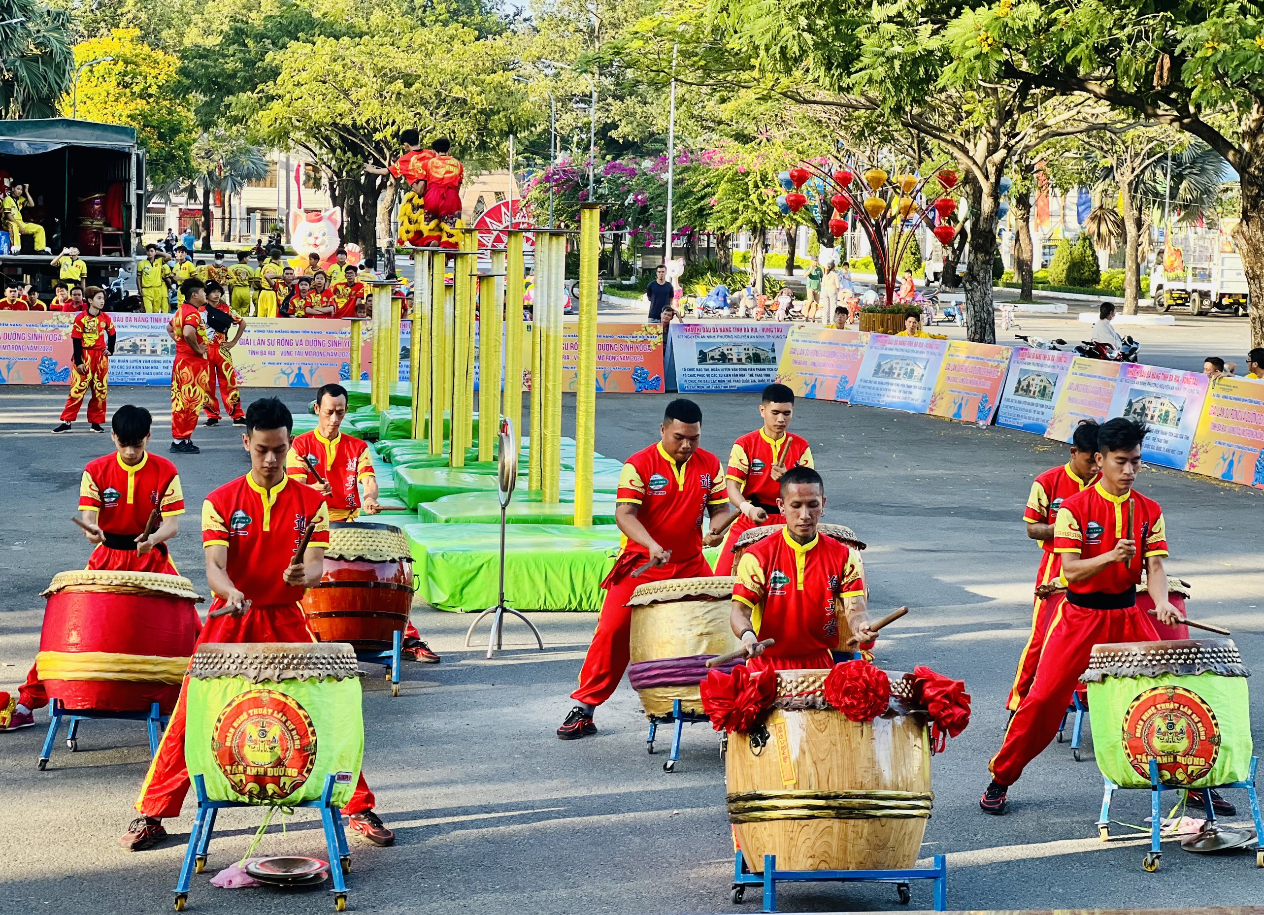 Màn biểu diễn trống của đội Tấn Anh Đường.