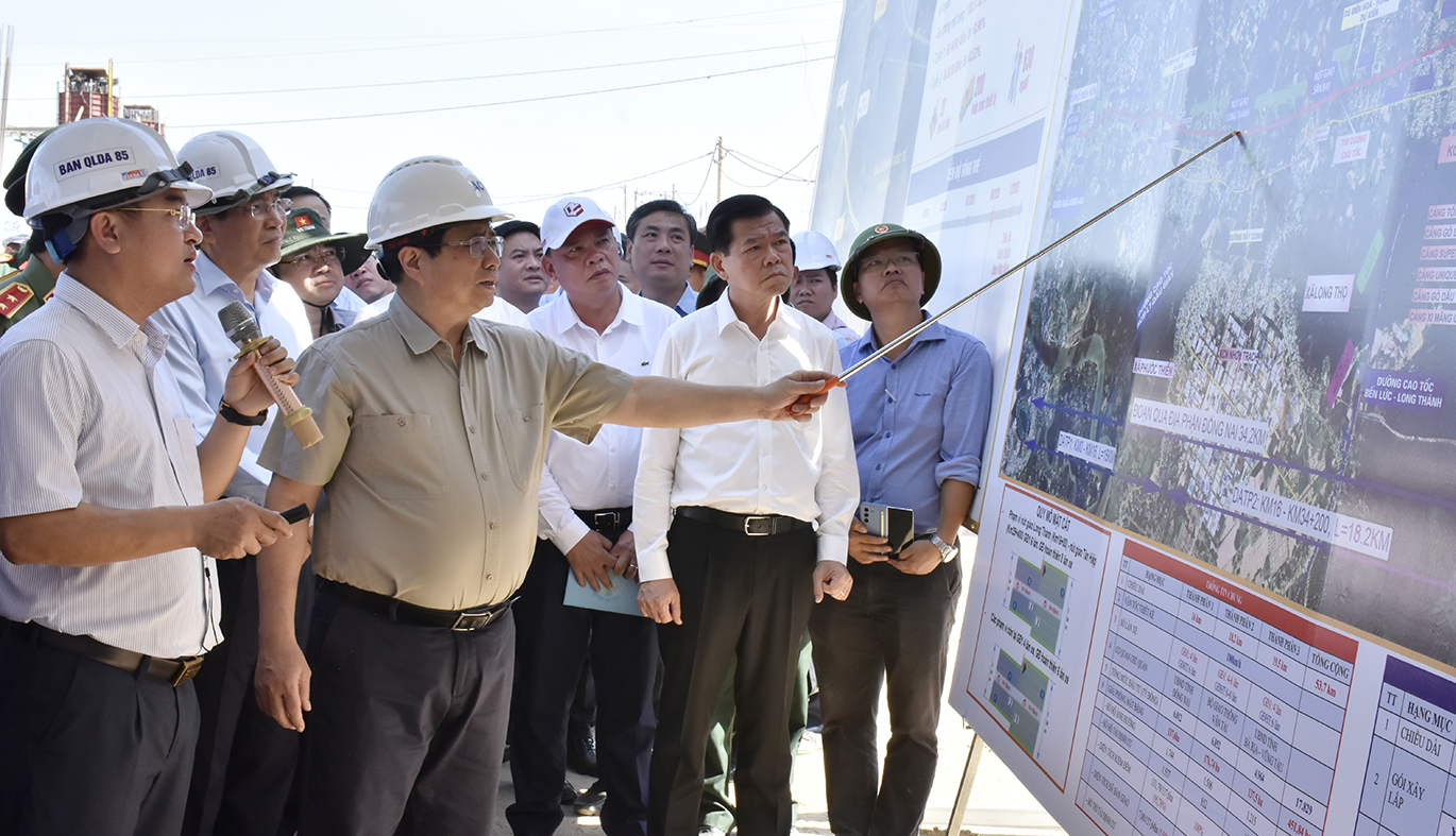 Thủ tướng Chính phủ nghe báo cáo về dự án đầu tư tuyến đường bộ cao tốc Biên Hòa-Vũng Tàu