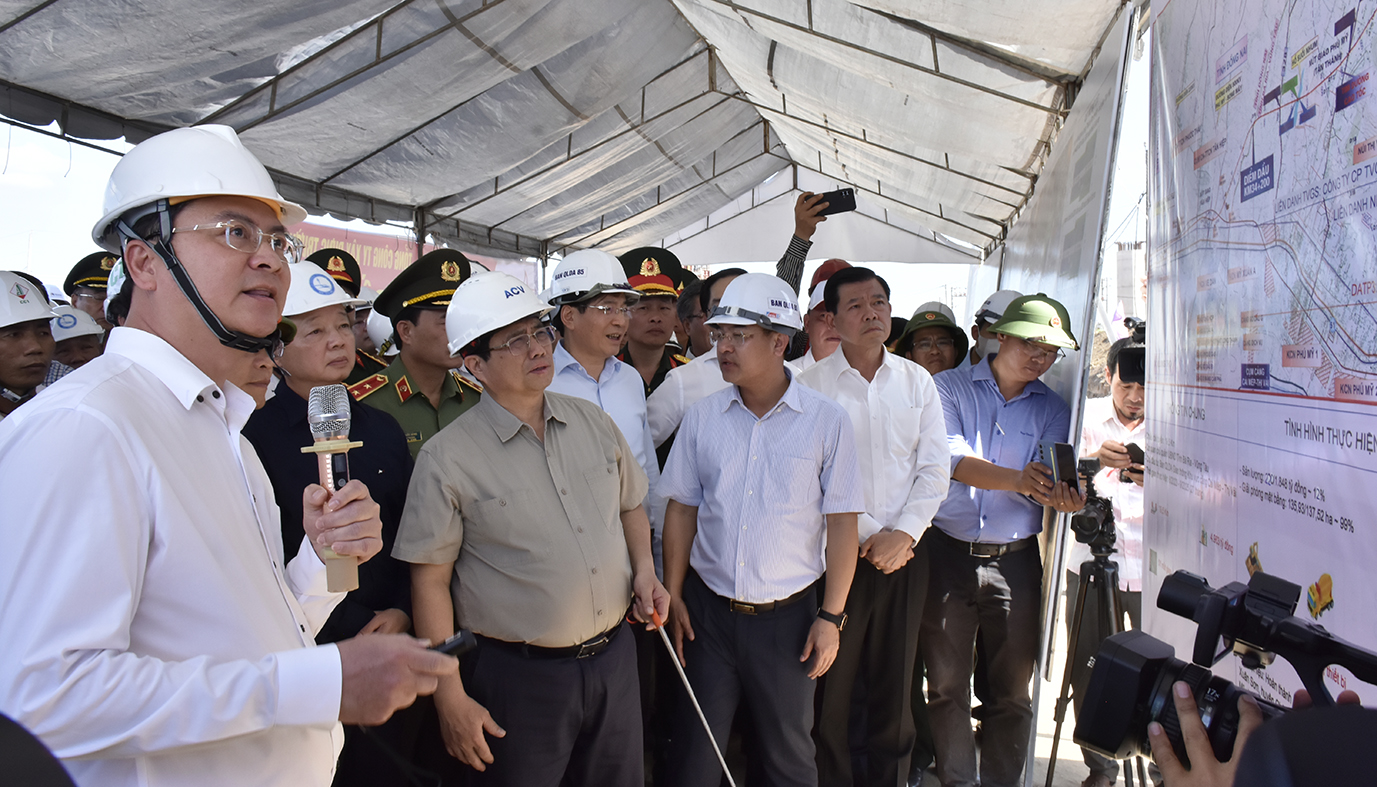 Ông Nguyễn Công Vinh, Phó Chủ tịch UBND tỉnh báo cáo với Thủ tướng Chính phủ tiến độ dự án thành phần 3 cao tốc Biên Hòa-Vũng Tàu qua tỉnh Bà Rịa-Vũng Tàu