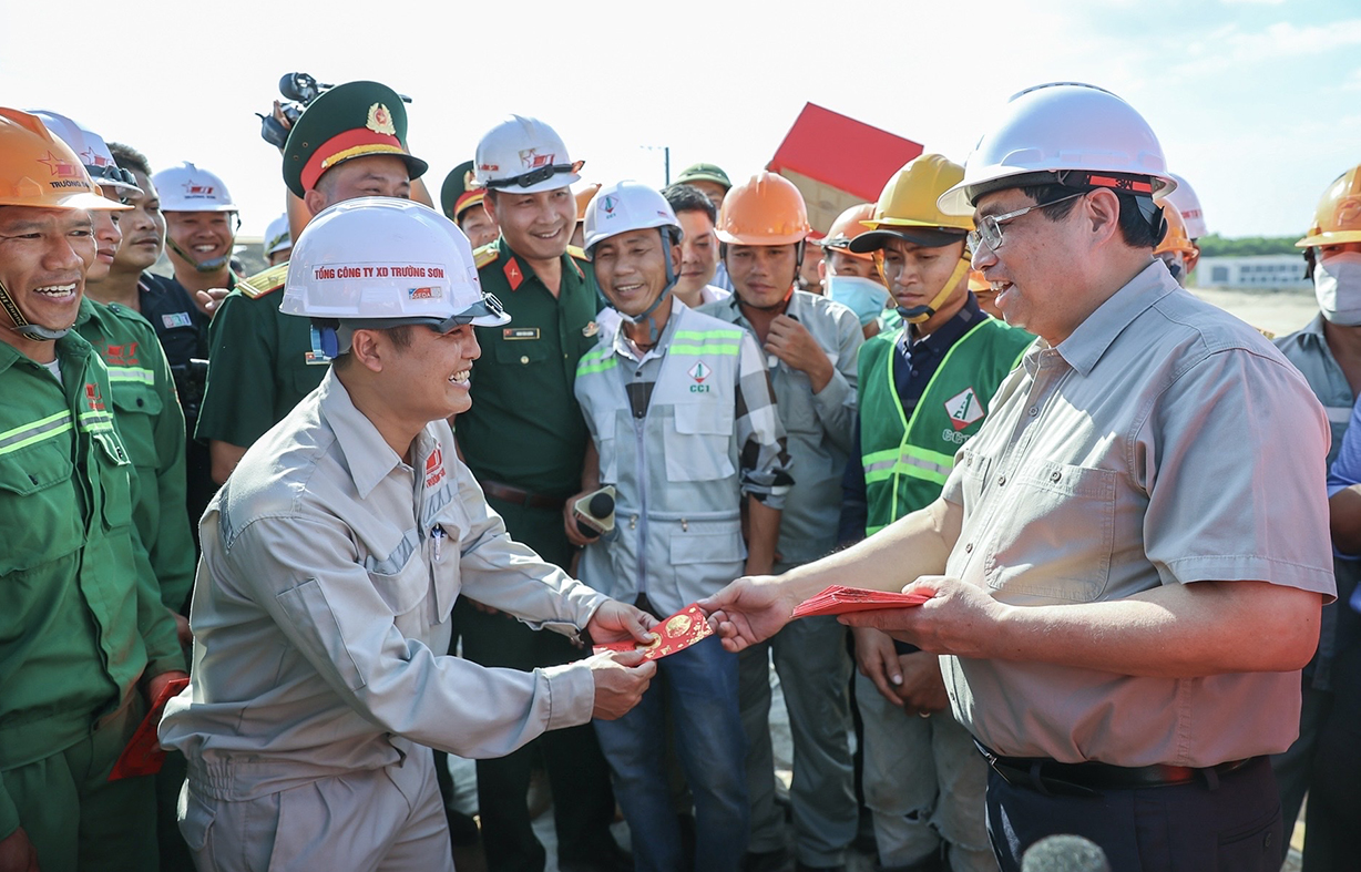 Thủ tướng Chính phủ lì xì công nhân làm việc tại công trường thi công cao tốc Biên Hòa-Vũng Tàu