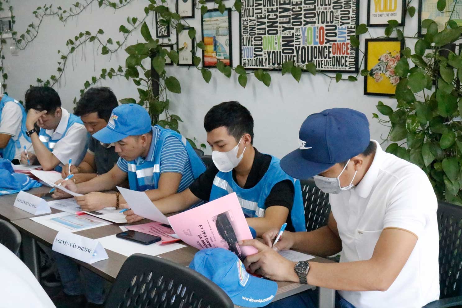 Các học viên làm bài lý thuyết