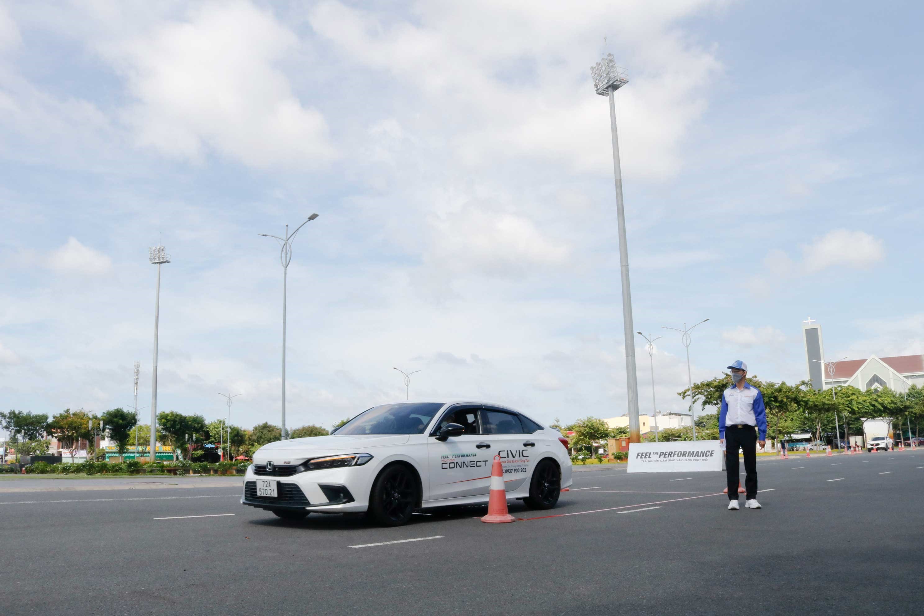 Đại diện Honda Ôtô Bà Rịa Vũng Tàu hướng dẫn các kỹ năng lái xe an toàn cho học viên
