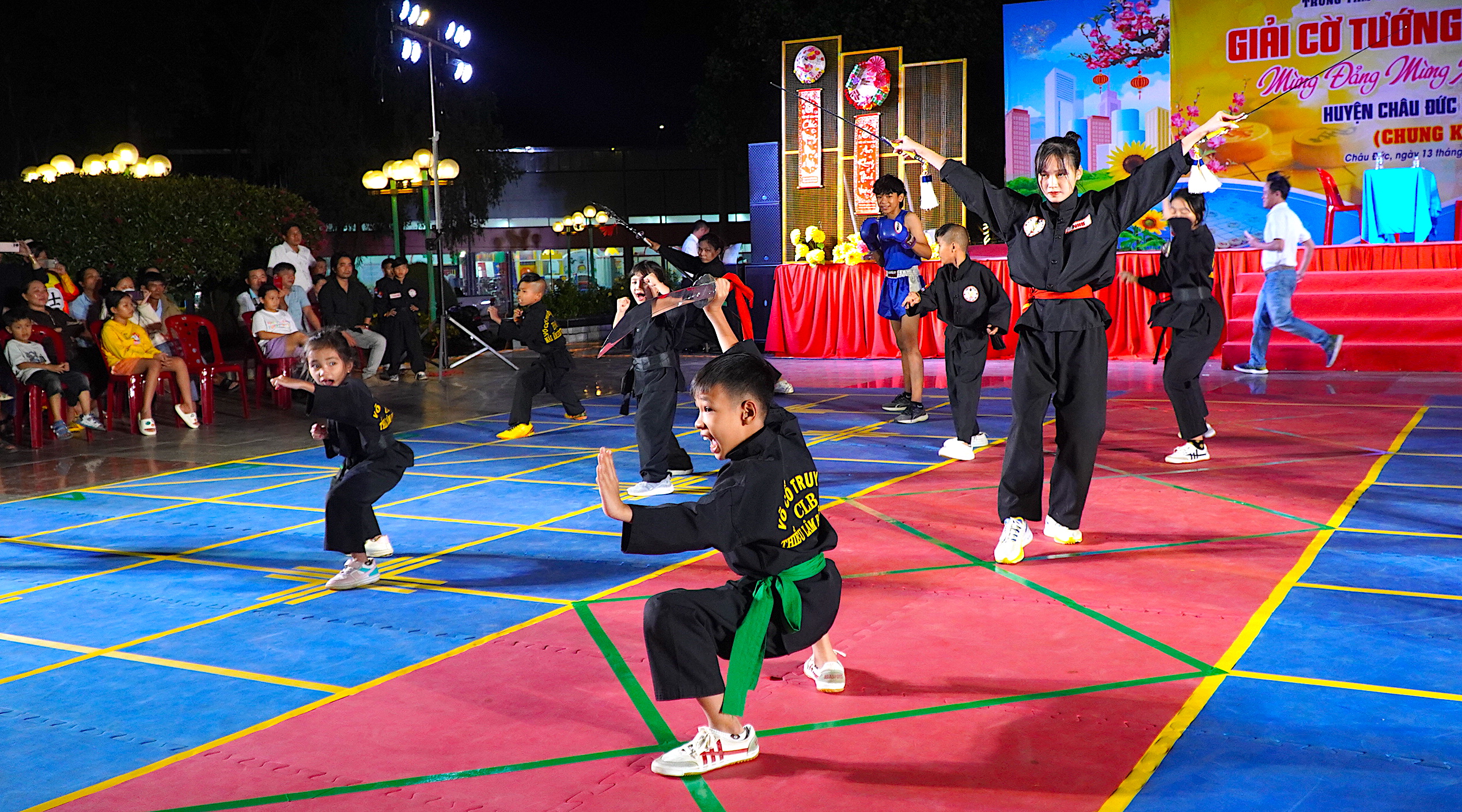 Thanh thiếu niên đến từ câu lạc bộ võ thuật ở huyện Châu Đức khởi động trước khi nhập vai thành quân cờ trên bàn cờ tướng.