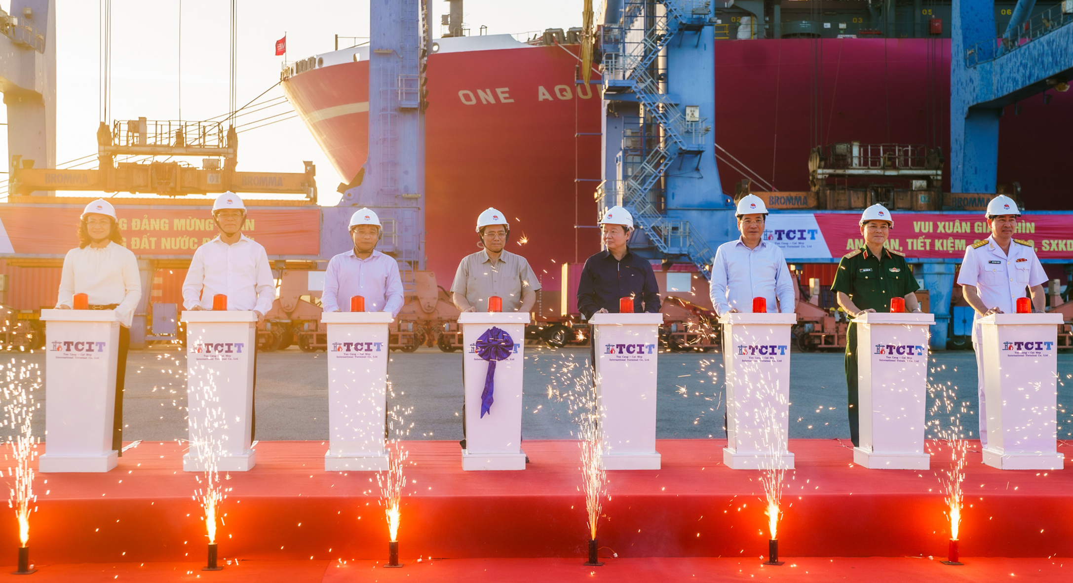 Thủ tướng Chính phủ Phạm Minh Chính, lãnh đạo các bộ và tỉnh Bà Rịa-Vũng Tàu thực hiện nghi thức bấm nút phát lệnh làm hàng đầu xuân tại cảng TCIT.