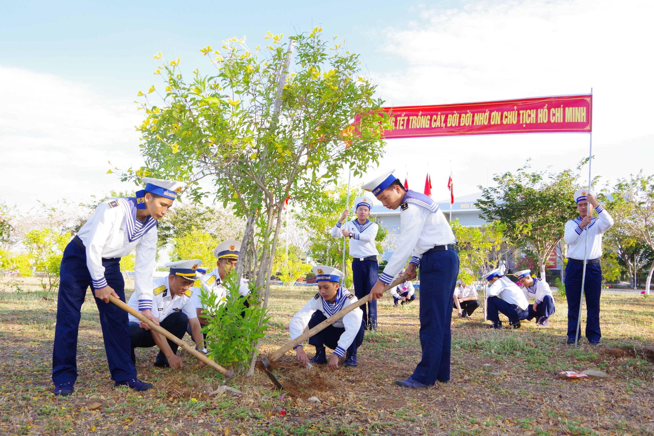 Cán bộ, chiến sĩ Vùng 2 Hải quân chăm sóc cây xanh trong lễ phát động Tết trồng cây đời đời nhớ ơn Bác Hồ.