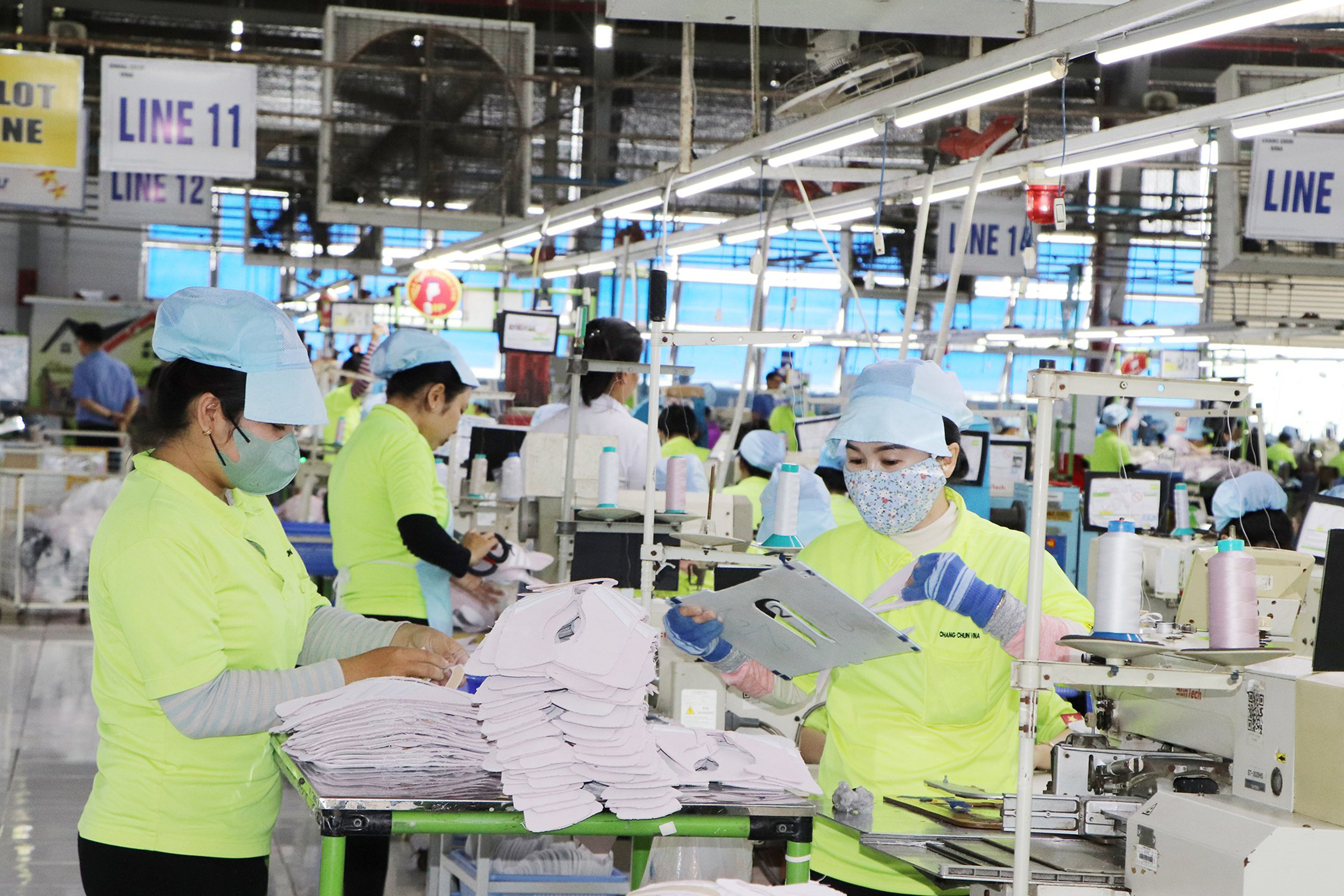 Công nhân làm việc tại Công ty TNHH Changchun Vina (xã An Ngãi, huyện Long Điền). Ảnh: MINH THANH