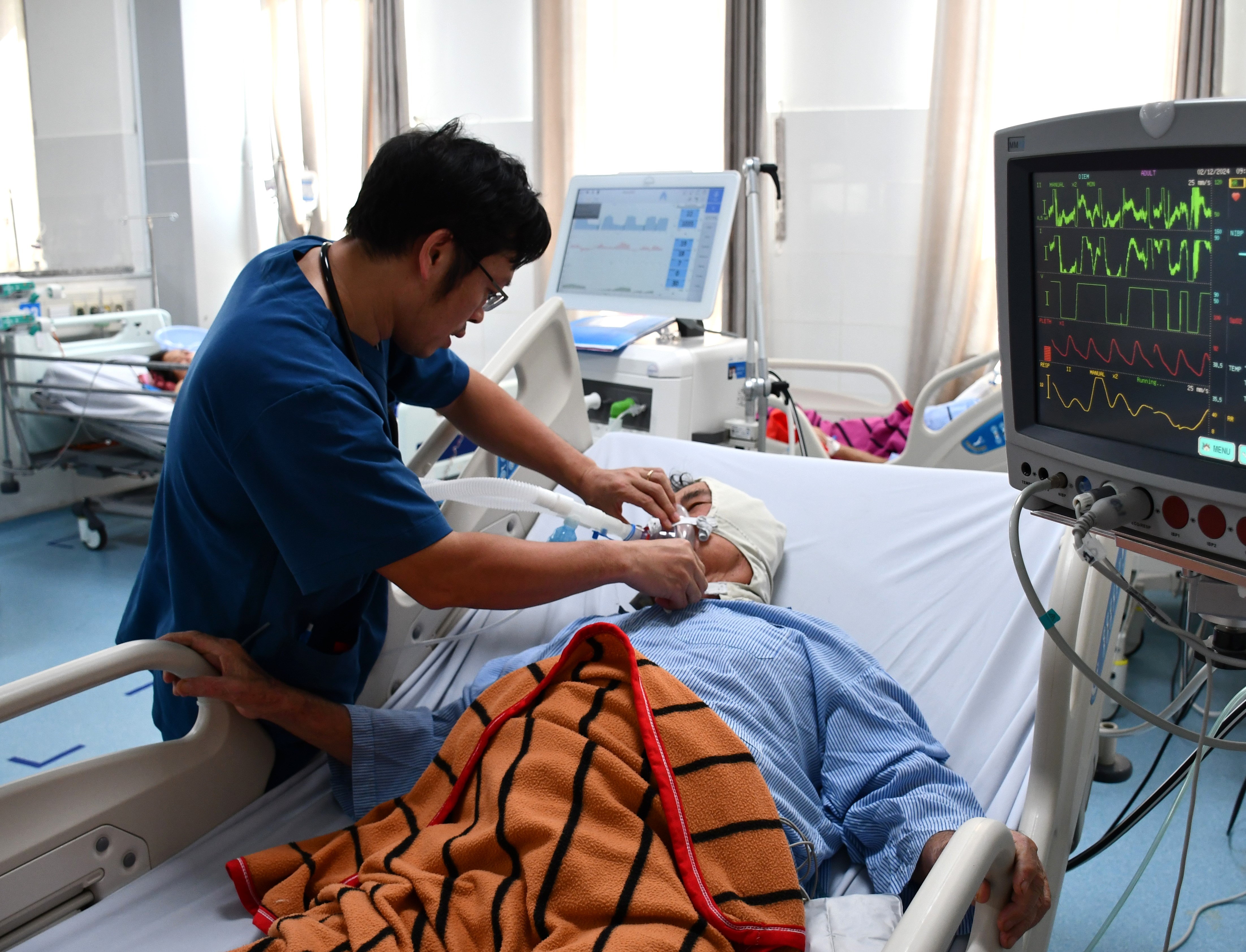 Trong kỳ nghỉ Tết, các bệnh viện đã cấp cứu và điều trị kịp thời cho người bệnh. Trong ảnh: Bác sĩ Trần Mạnh Tuân (Bệnh viện Vũng Tàu) điều trị cho bênh nhân suy hô hấp nặng tại Khoa Hồi sức tích cực và Chống độc.