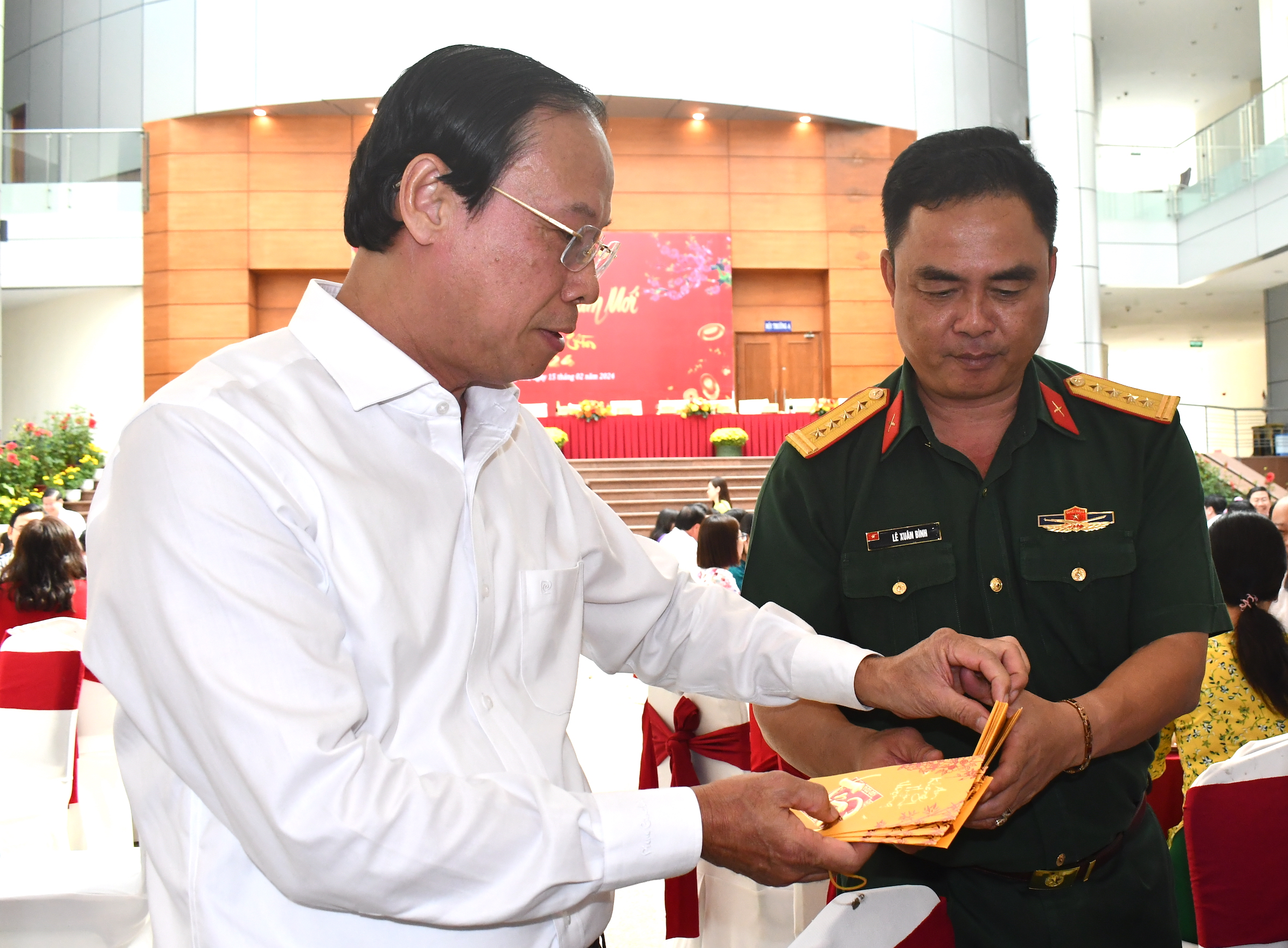 Chủ tịch UBND tỉnh Nguyễn Văn Thọ chúc Tết và lì xì đến cán bộ, đảng viên tại buổi họp mặt.