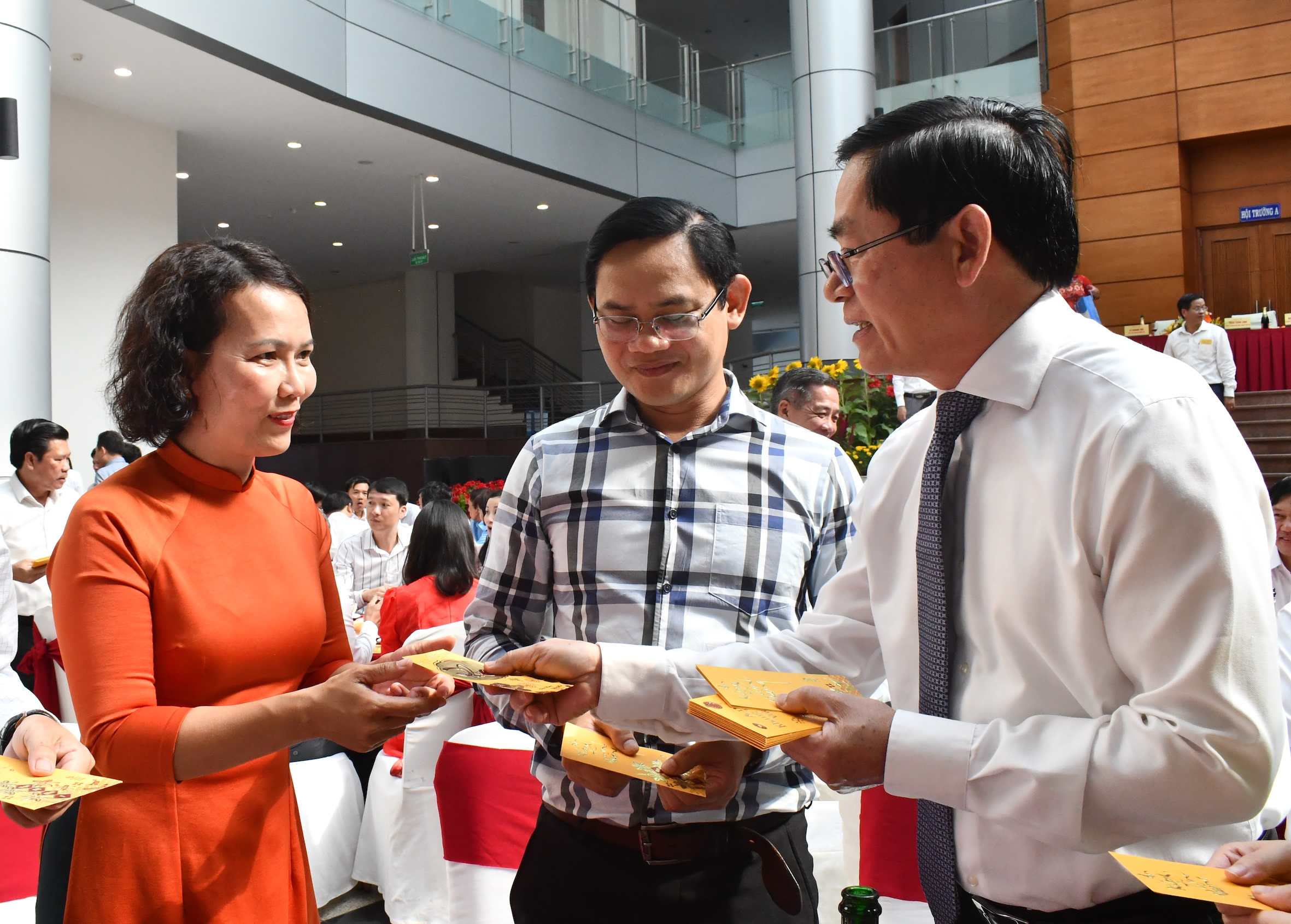 Bí thư Tỉnh ủy Phạm Viết Thanh chúc Tết cán bộ, công chức làm việc tại Trung tâm  Hành chính tỉnh dịp đầu năm mới.