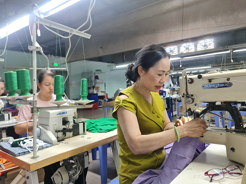 Chị Hồ Thị Cánh, công nhân có 14 năm gắn bó với Công ty TNHH RO UNIFORMS vui vẻ làm việc cùng anh, chị em công nhân trong ngày đầu năm mới.