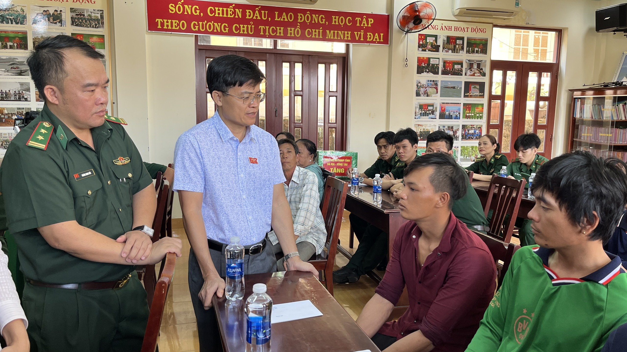 Lãnh đạo TP.Vũng Tàu và Đồn Biên phòng Bến Đá thăm hỏi, động viên tinh thần các thuyền viên