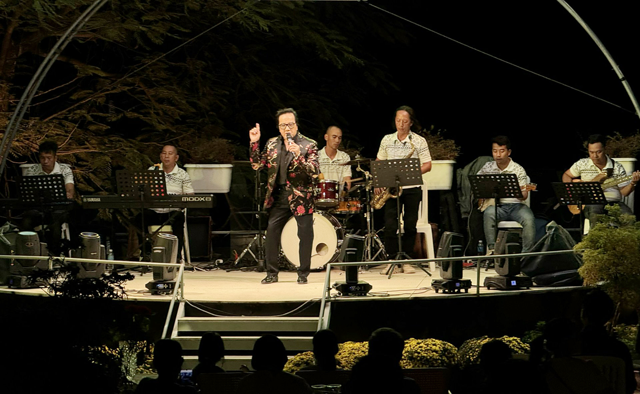 Ca sĩ Elvis Phương biểu diễn tại Hồ Mây Park trong dịp Tết Giáp Thìn.