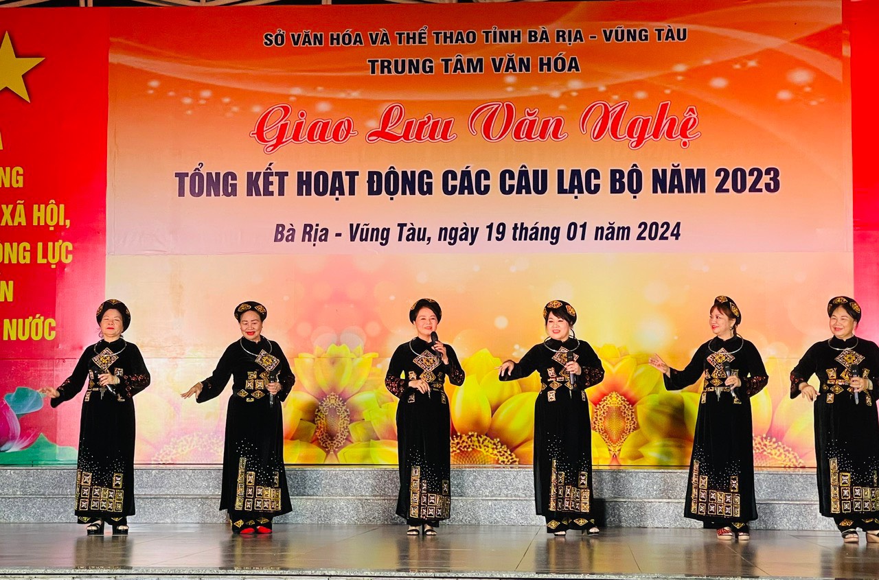 Thành viên CLB Giai điệu quê hương biểu diễn giao lưu các CLB của Trung tâm Văn hóa tỉnh ngày 19/1/2024.