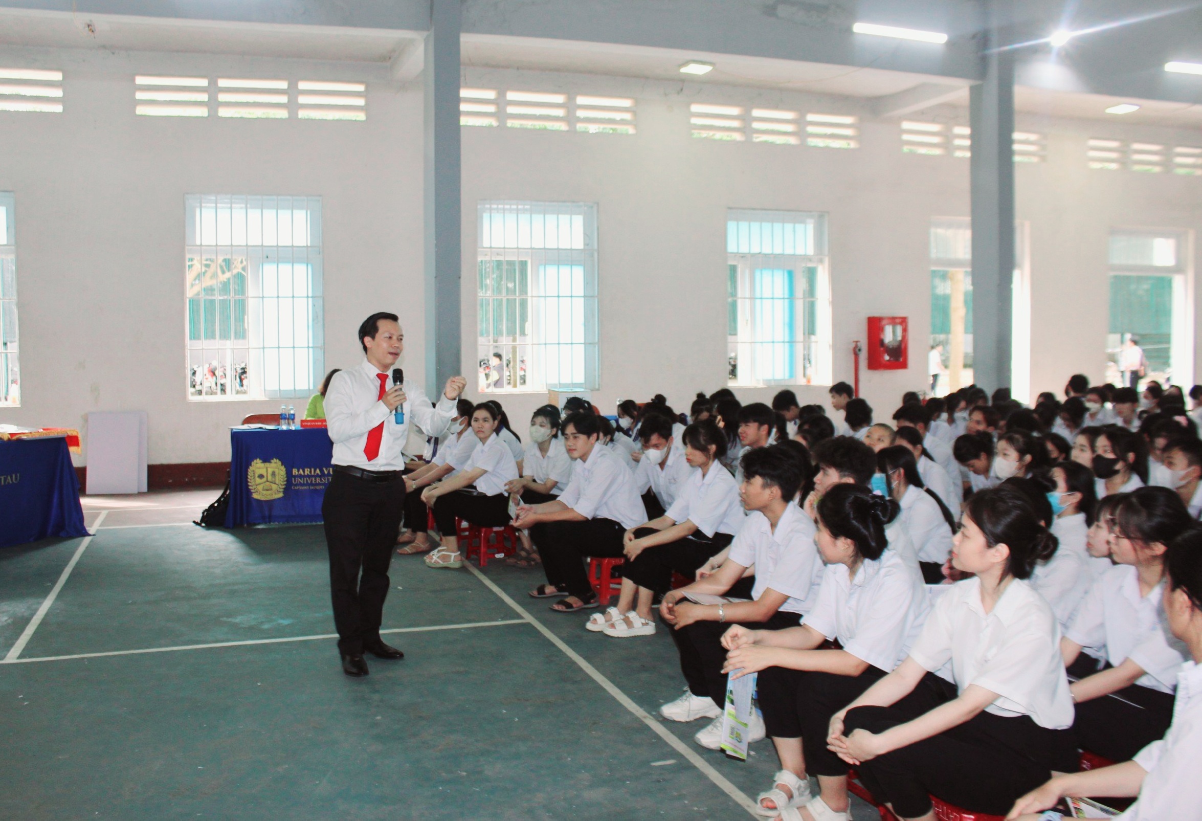 Học sinh Trường THPT Hắc Dịch (TX.Phú Mỹ) tham gia chương trình tư vấn định hướng nghề nghiệp tương lai. Ảnh: KHÁNH CHI