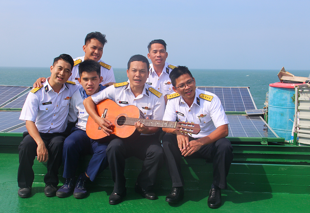 Lính nhà giàn DK1 cùng đoàn công tác hòa chung lời hát nhân dịp  gặp mặt.