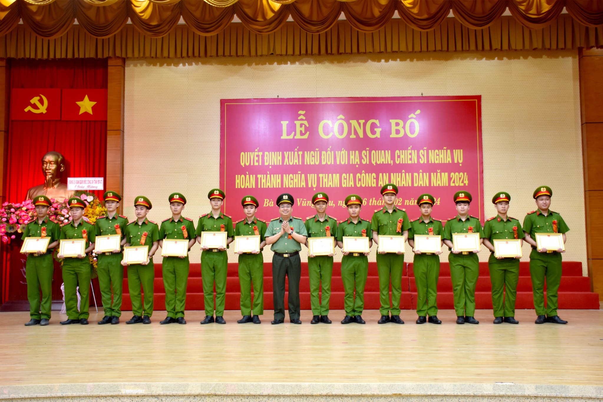 Lãnh đạo Ban Giám đốc Công an tỉnh trao giấy khen cho các chiến sĩ có thành tích trong thời gian thực hiện nghĩa vụ Công an Nhân dân.