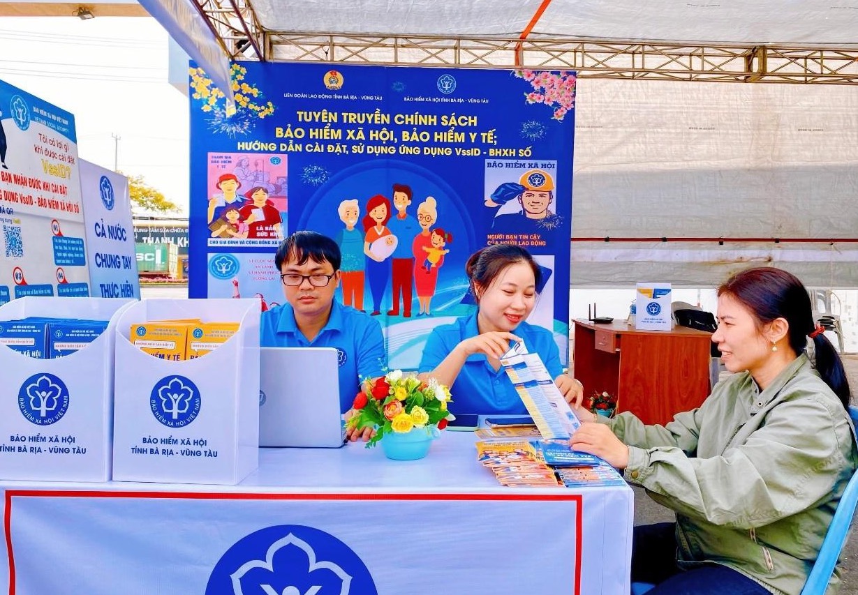 Viên chức BHXH tỉnh tuyên truyền chính sách BHXH, BHYT cho người dân.