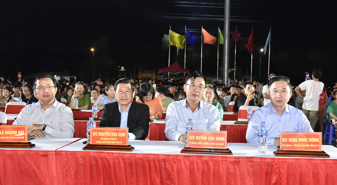 Từ phải qua: Ông Đặng Minh Thông, Ủy viên BTV Tỉnh ủy, Phó Chủ tịch UBND tỉnh; ông Huỳnh Văn Danh, Ủy viên BTV Tỉnh ủy, Trưởng Ban Dân vận Tỉnh ủy; ông Nguyễn Văn Xinh, Ủy viên BTV Tỉnh ủy, Trưởng Ban Tuyên giáo Tỉnh ủy và ông Lê Hoàng Hải, Phó Chủ tịch HĐND tỉnh tham dự chương trình 