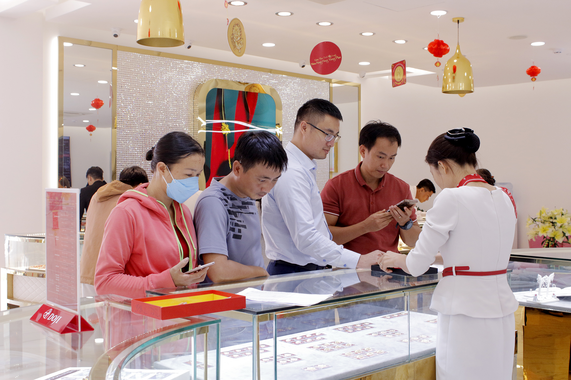 Khách hàng chọn mua vàng tại Trung tâm Vàng bạc Trang sức và kim cương Doji Vũng Tàu trưa 19/2.