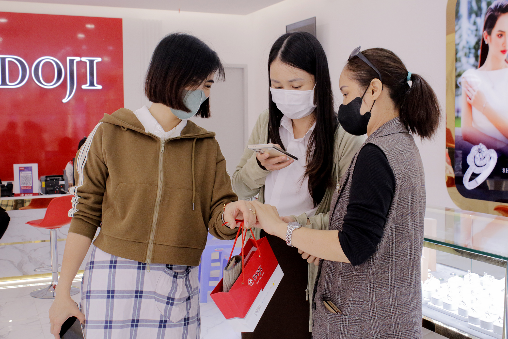 Khách hàng hài lòng với các sản phẩm vàng trong ngày vía Thần Tài.