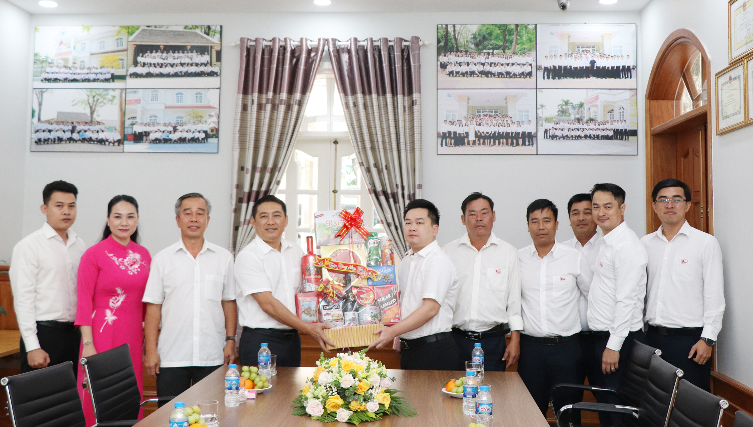 Đoàn lãnh đạo Huyện ủy Long Điền thăm, chúc mừng năm mới  tới đại diện Công ty TNHH Xây dựng Đông Nam.