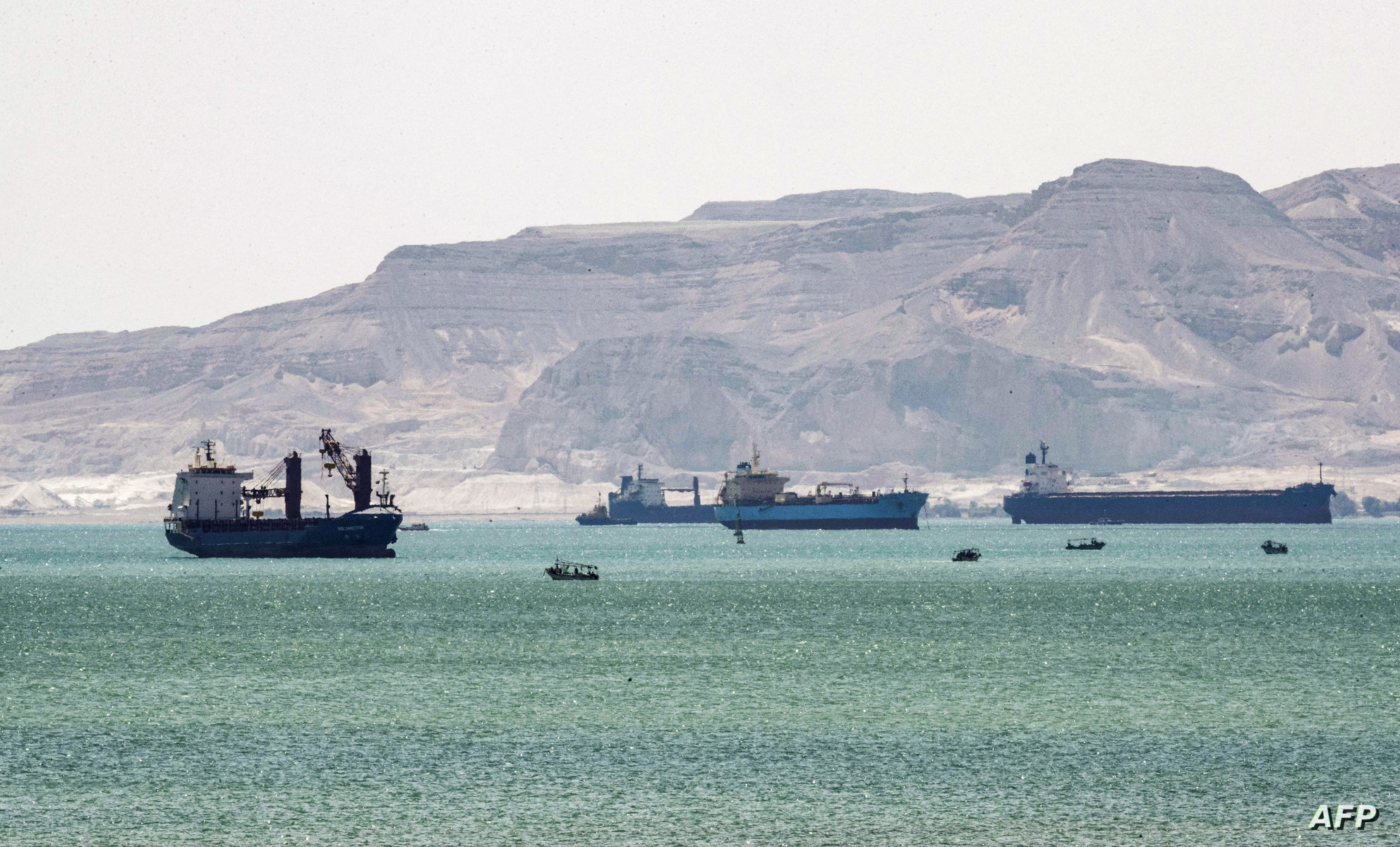 Tàu thuyền chờ qua kênh đào Suez.