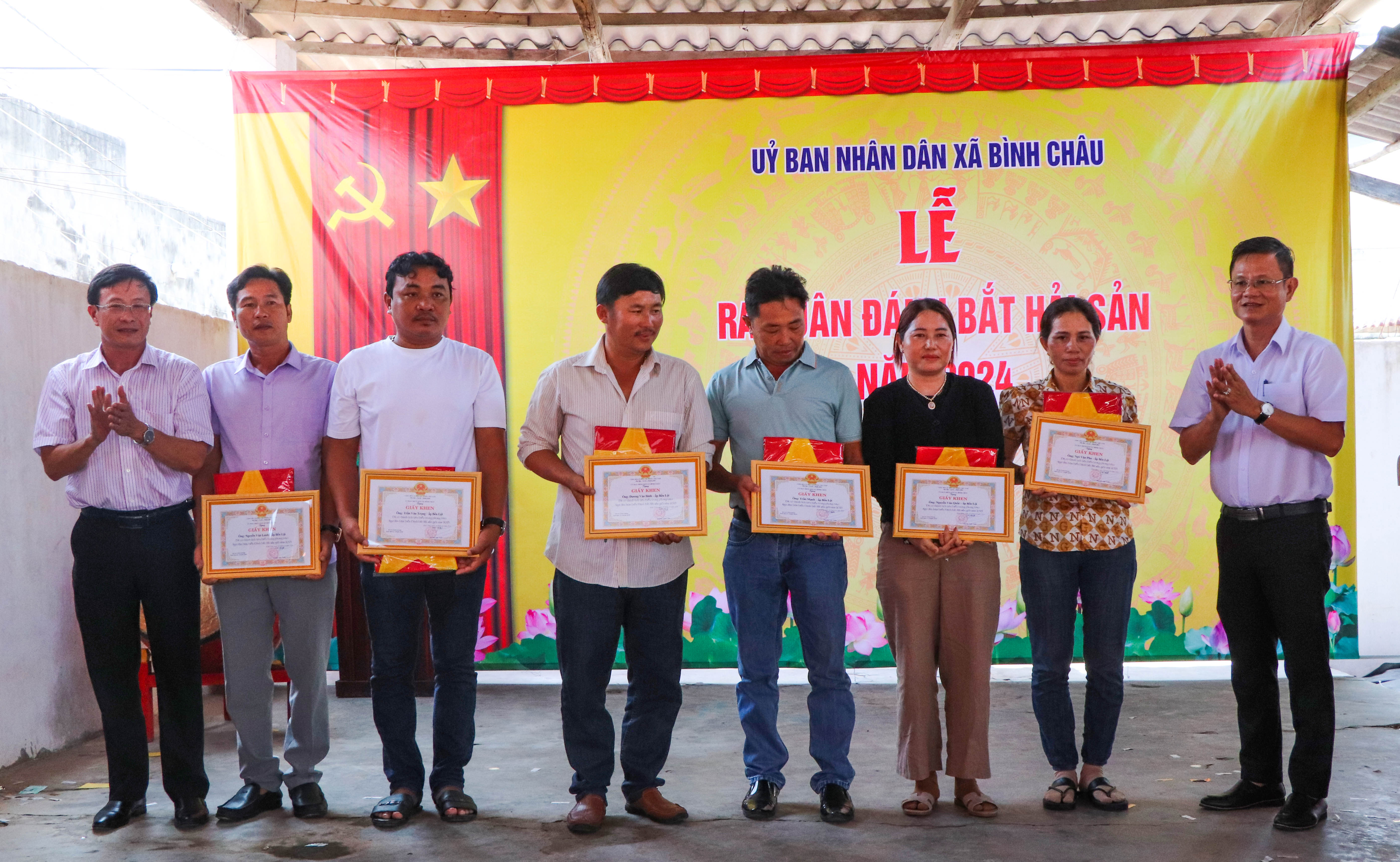 Phó Chủ tịch UBND huyện Xuyên Mộc Trần Văn Dững (bên trái) cùng lãnh đạo xã Bình Châu khen thưởng các cá nhân tiêu biểu trong phong trào “Ngư dân bám biển” năm 2023.