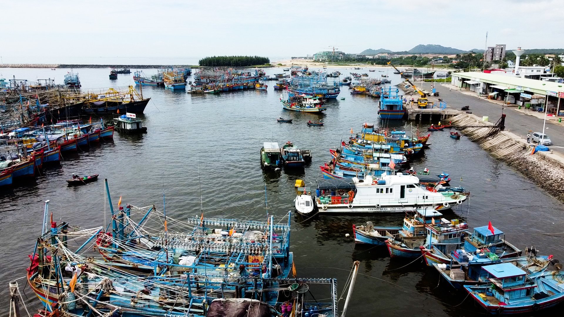 Ghe tàu tại cảng Bến Lội - Bình Châu.