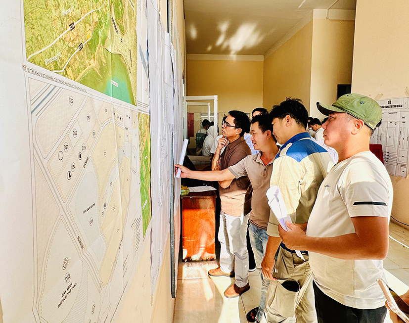 Người dân phường 12, TP. Vũng Tàu xem quy hoạch dự án cao tốc Biên Hòa- Vũng Tàu đoạn qua địa bàn phường 12.