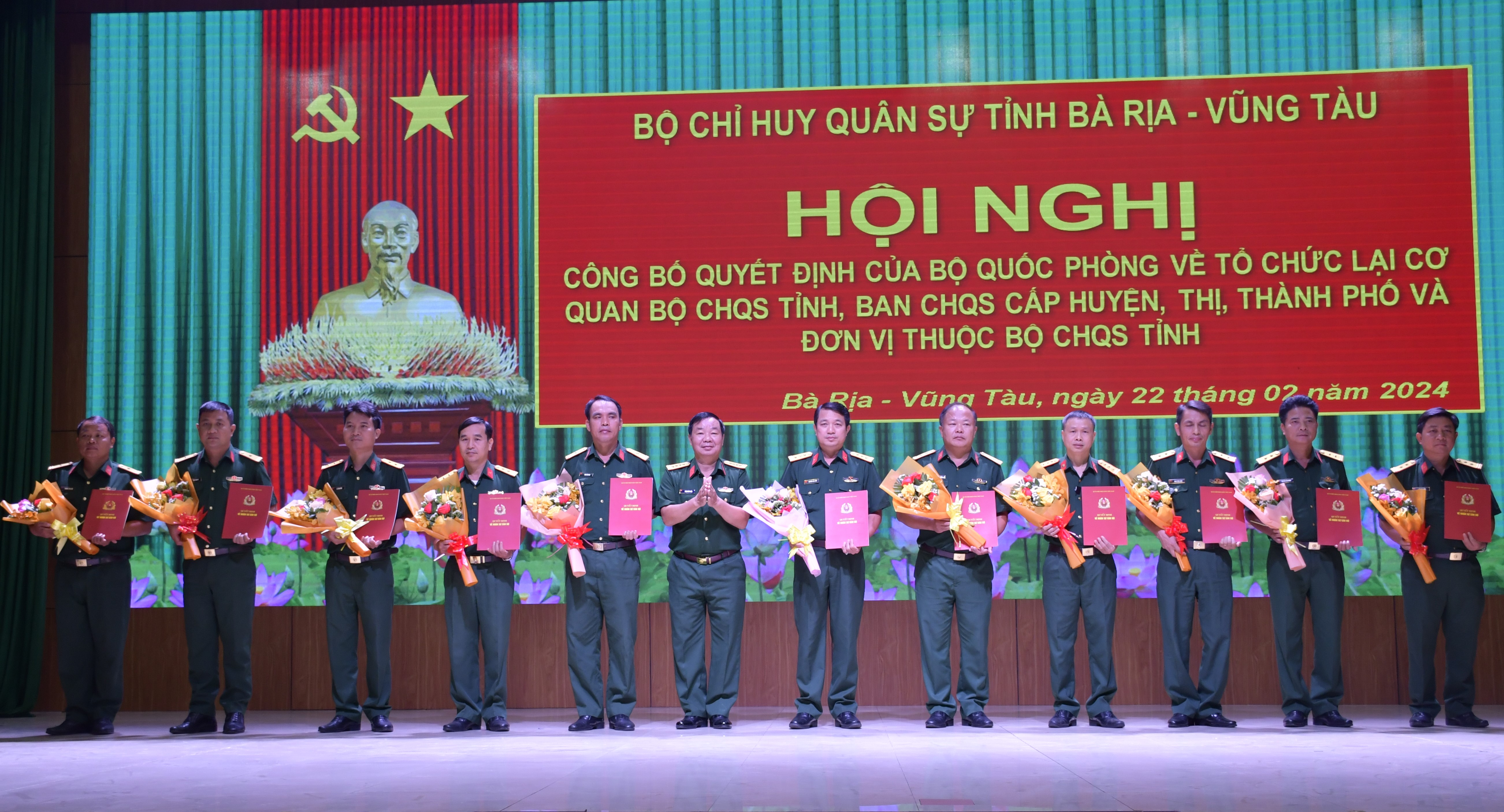 Lãnh đạo Bộ CHQS tỉnh trao quyết định điều động, bổ nhiệm sĩ quan,  quân nhân chuyên nghiệp.